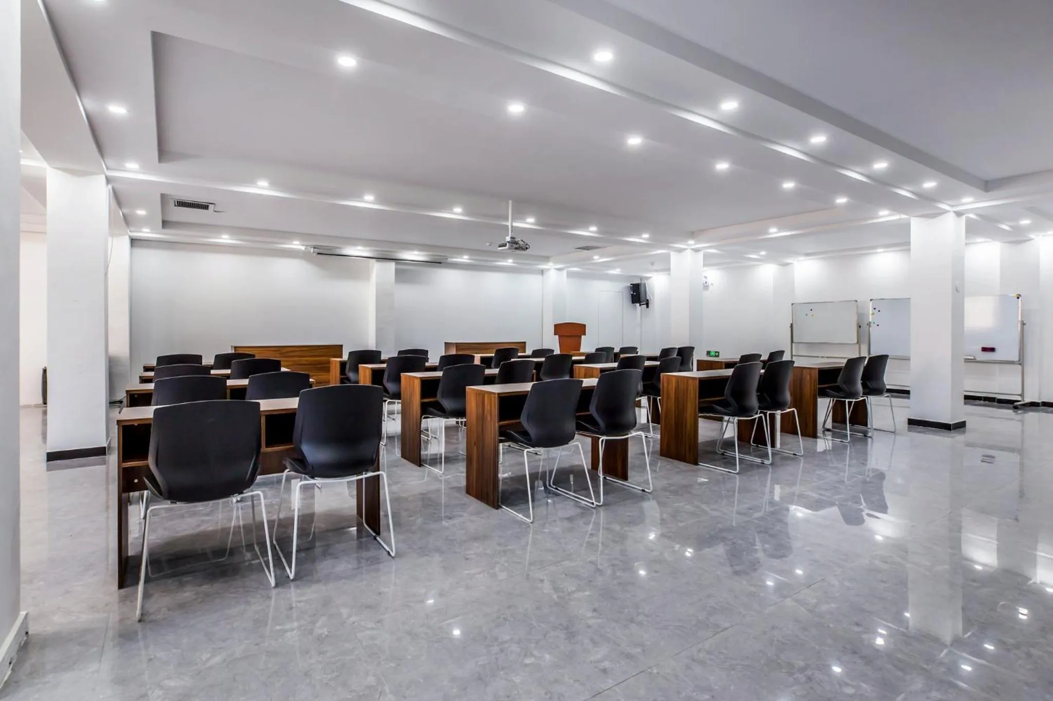 Meeting/conference room in Holiday Inn Express Chengde Downtown by IHG