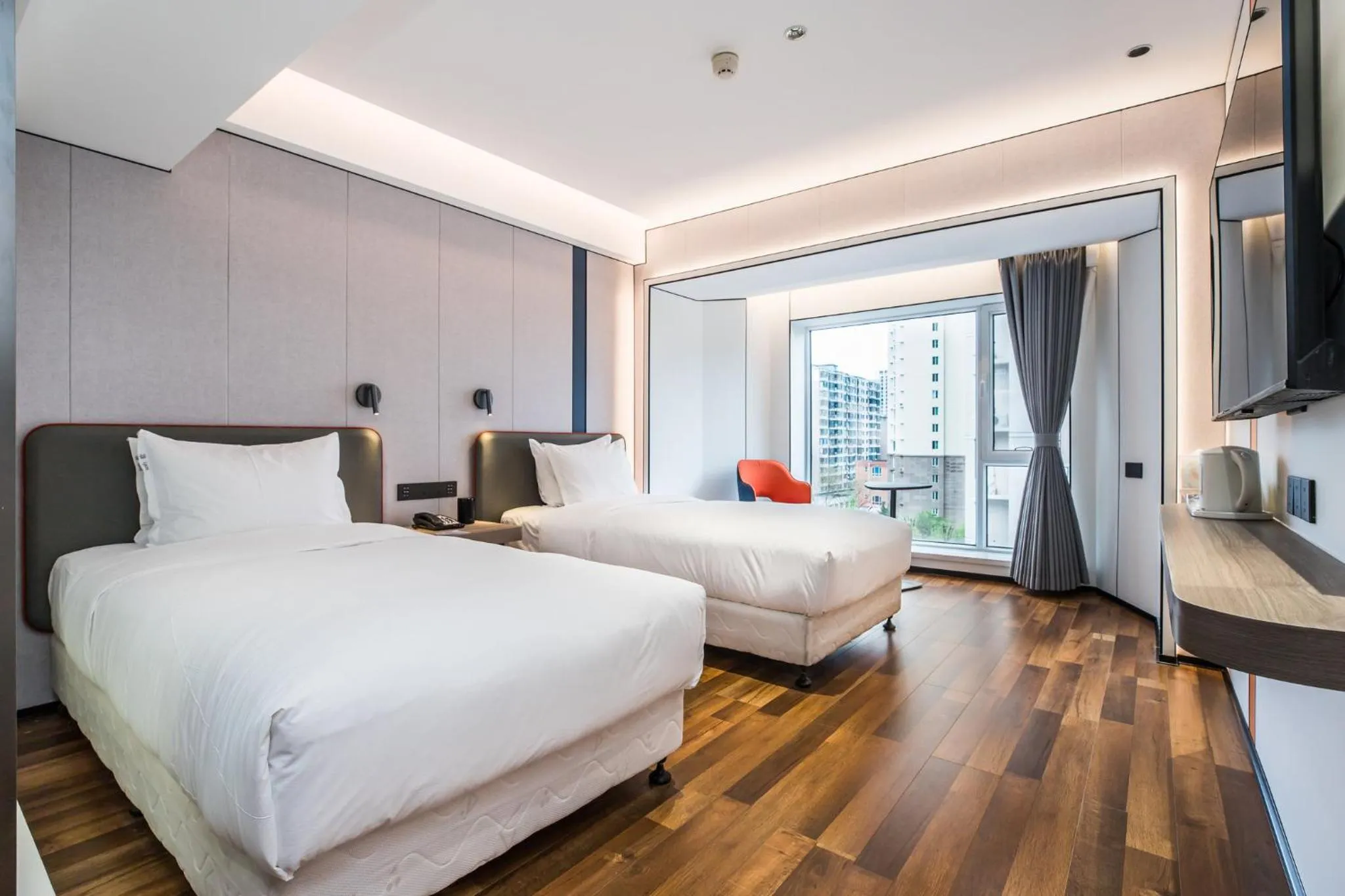 Photo of the whole room, Bed in Holiday Inn Express Chengde Downtown by IHG