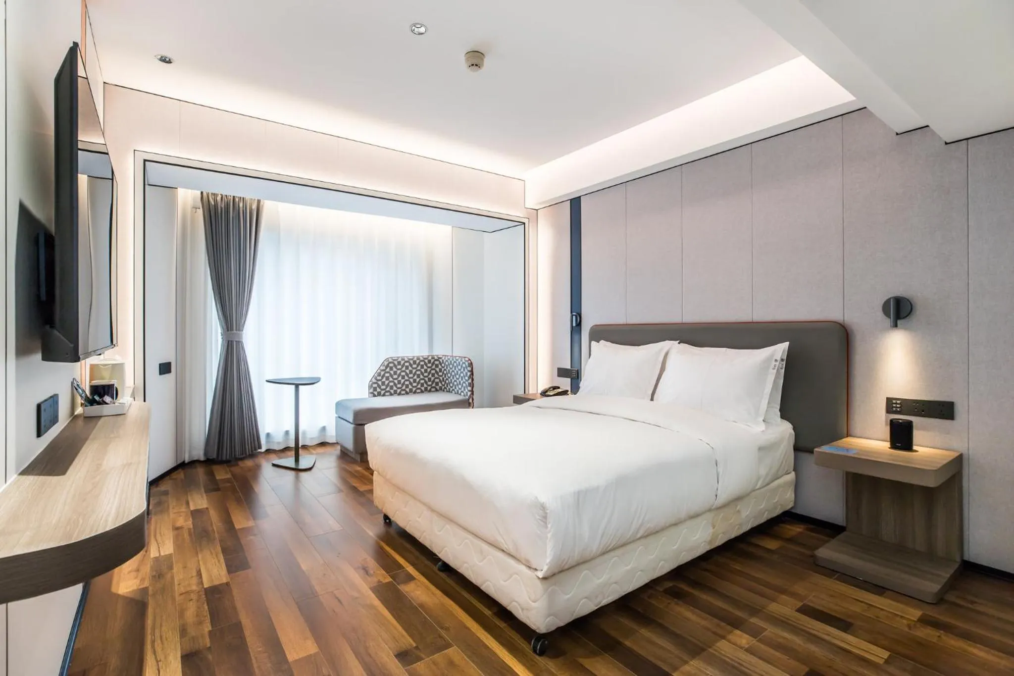 Photo of the whole room, Bed in Holiday Inn Express Chengde Downtown by IHG