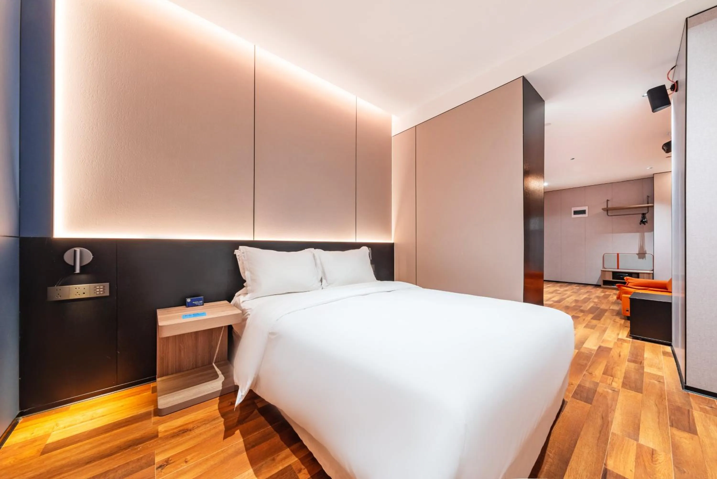 Photo of the whole room, Bed in Holiday Inn Express Chengde Downtown by IHG