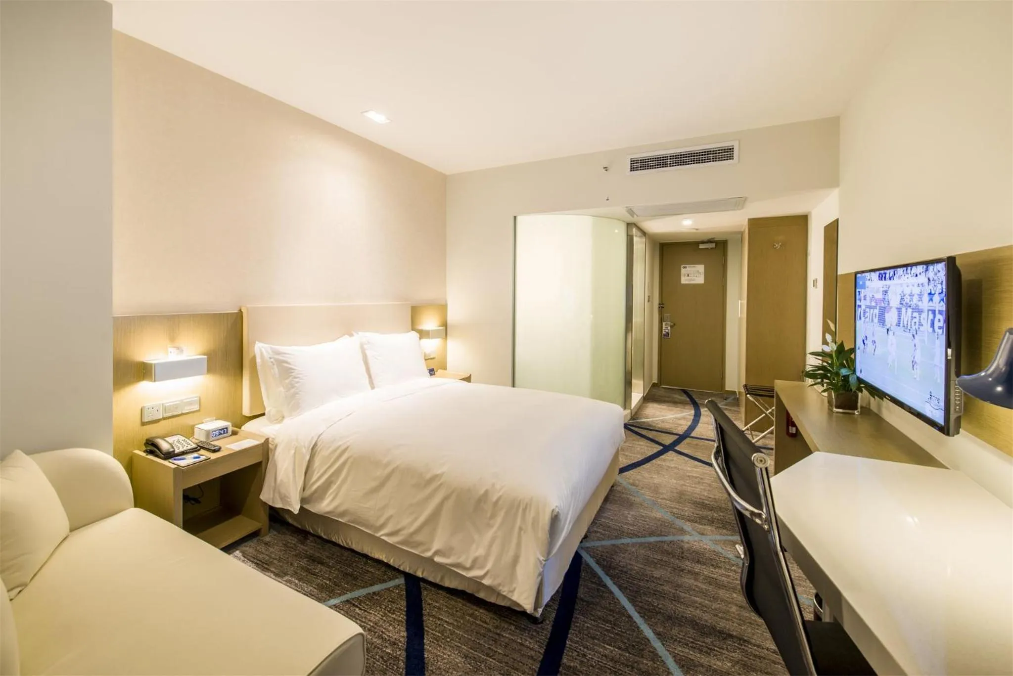 Photo of the whole room, Bed in Holiday Inn Express Chengde Downtown by IHG