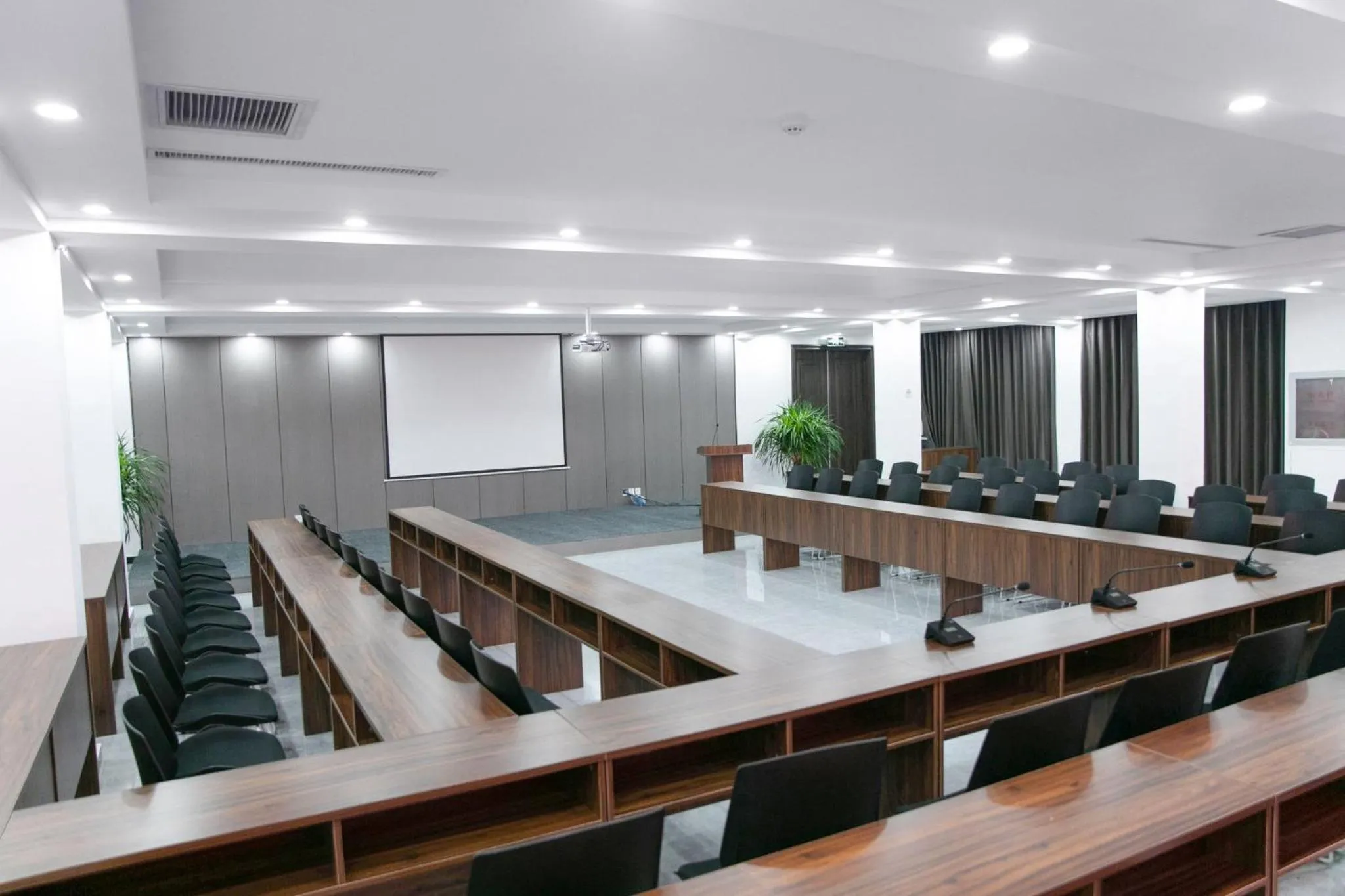 Meeting/conference room in Holiday Inn Express Chengde Downtown by IHG