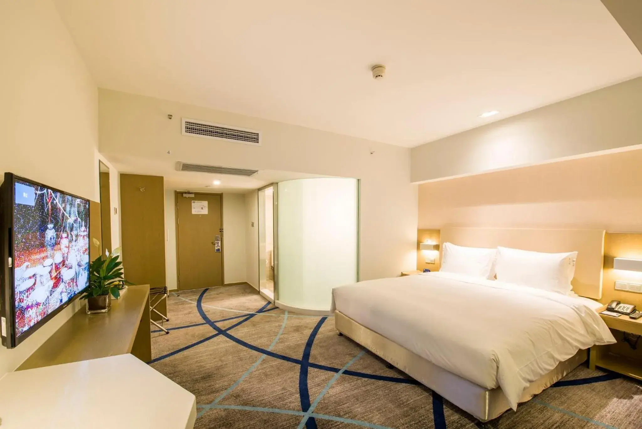 Photo of the whole room, Bed in Holiday Inn Express Chengde Downtown by IHG Photo of the whole room, Bed in Holiday Inn Express Chengde Downtown by IHG