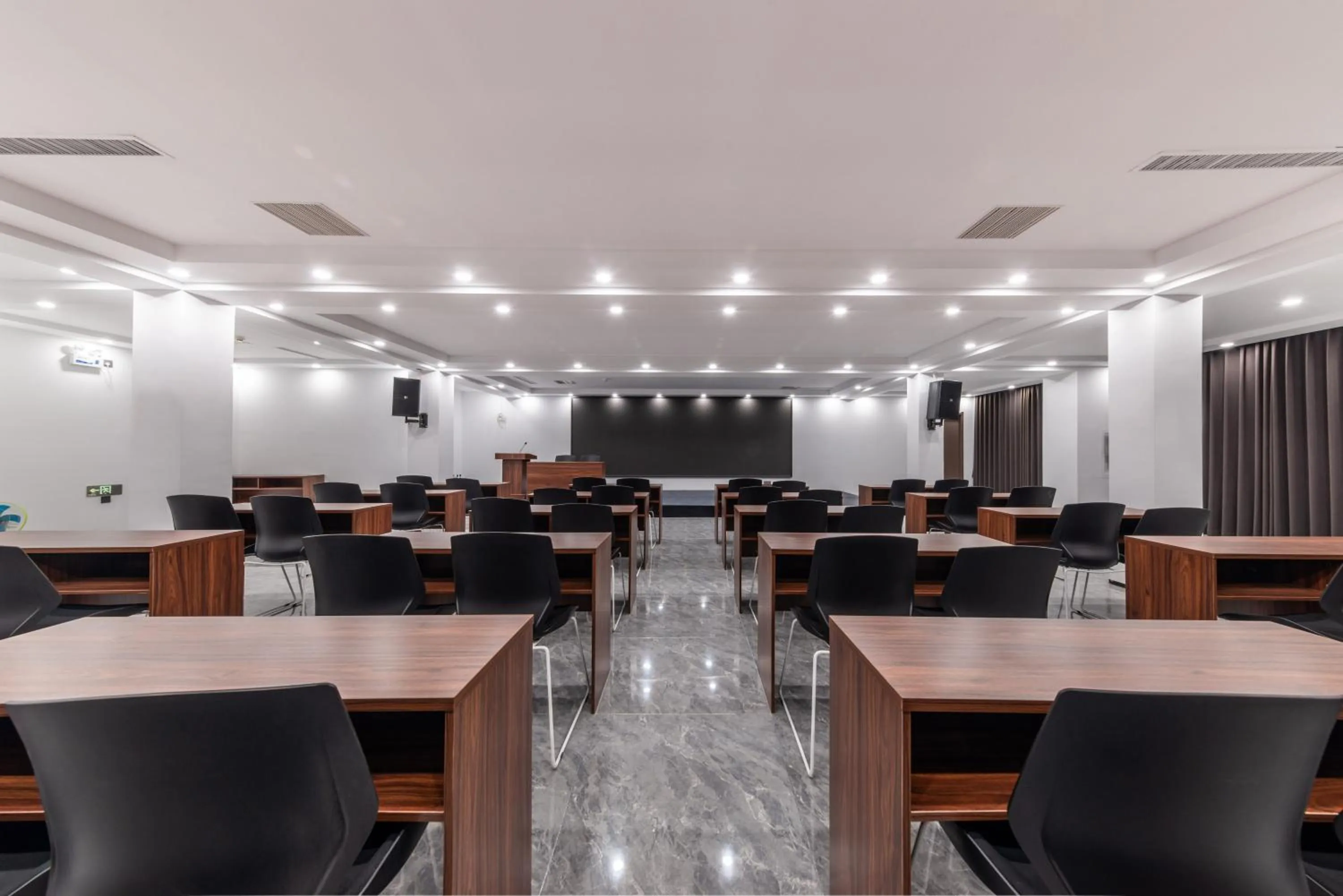 Meeting/conference room in Holiday Inn Express Chengde Downtown by IHG