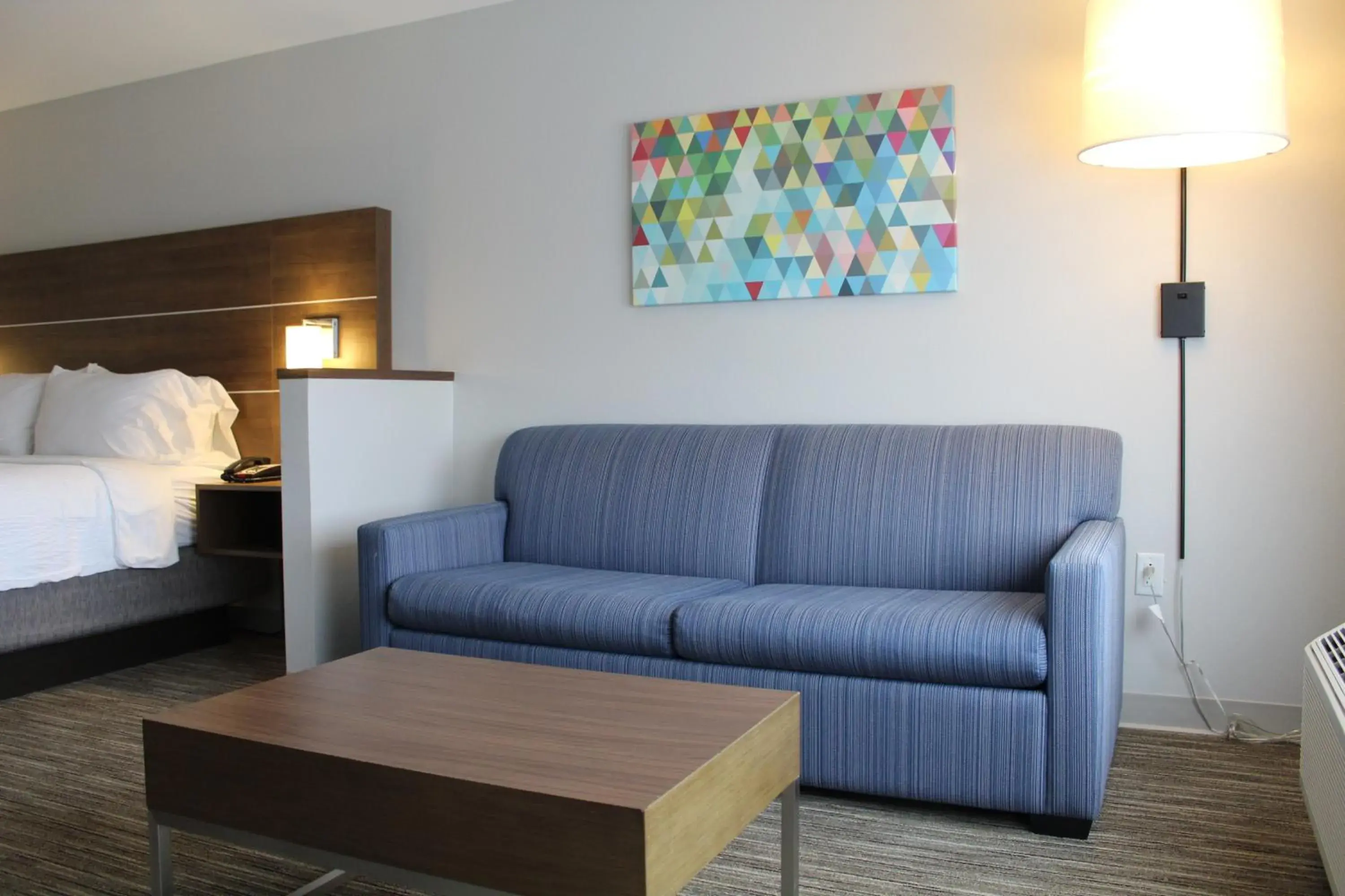 Seating area, Bed in Holiday Inn Express & Suites - Gettysburg by IHG Seating area, Bed in Holiday Inn Express & Suites - Gettysburg by IHG