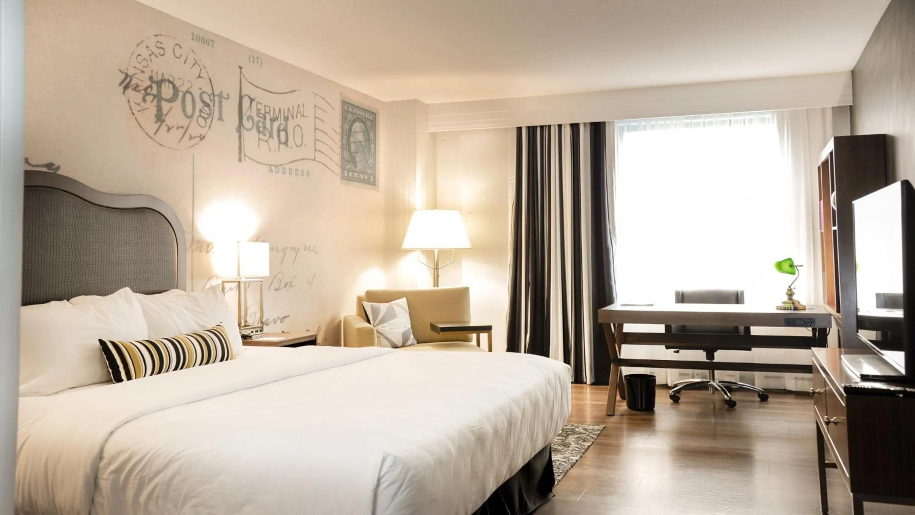 Photo of the whole room, Bed in Hotel Indigo - Kansas City Downtown by IHG