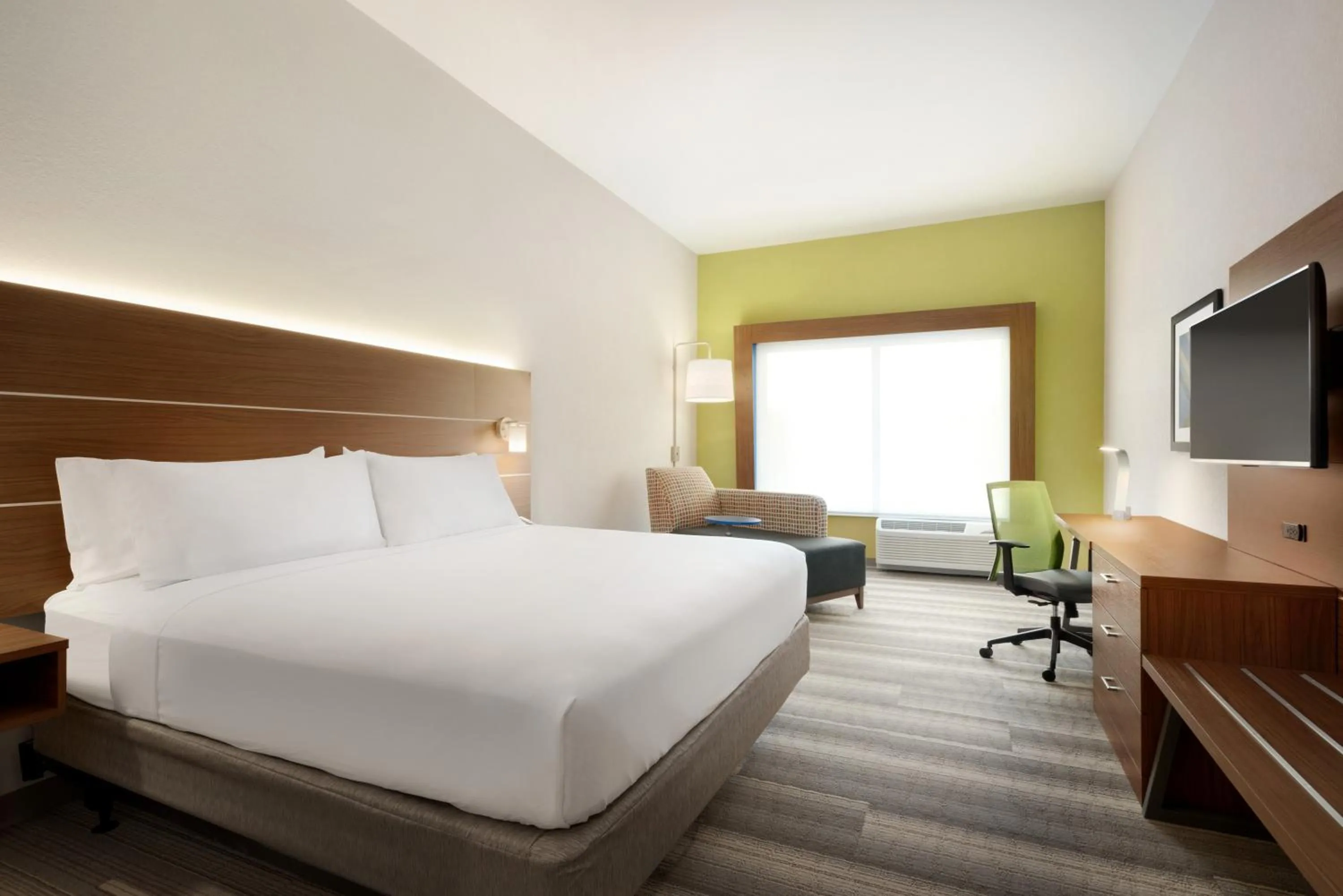 Seating area, Bed in Holiday Inn Express & Suites - Cincinnati South - Wilder by IHG