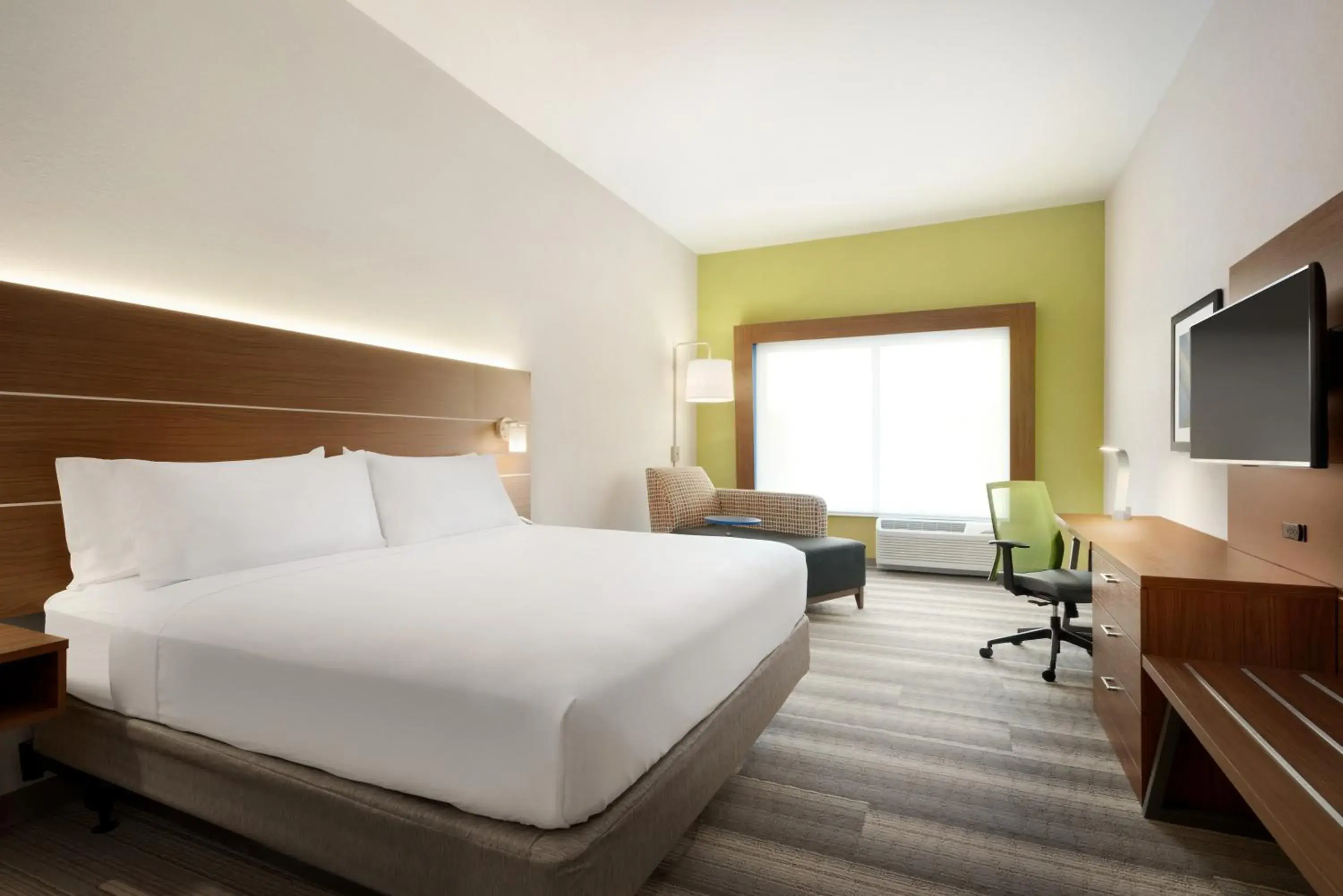 Seating area, Bed in Holiday Inn Express & Suites - Cincinnati South - Wilder by IHG Seating area, Bed in Holiday Inn Express & Suites - Cincinnati South - Wilder by IHG
