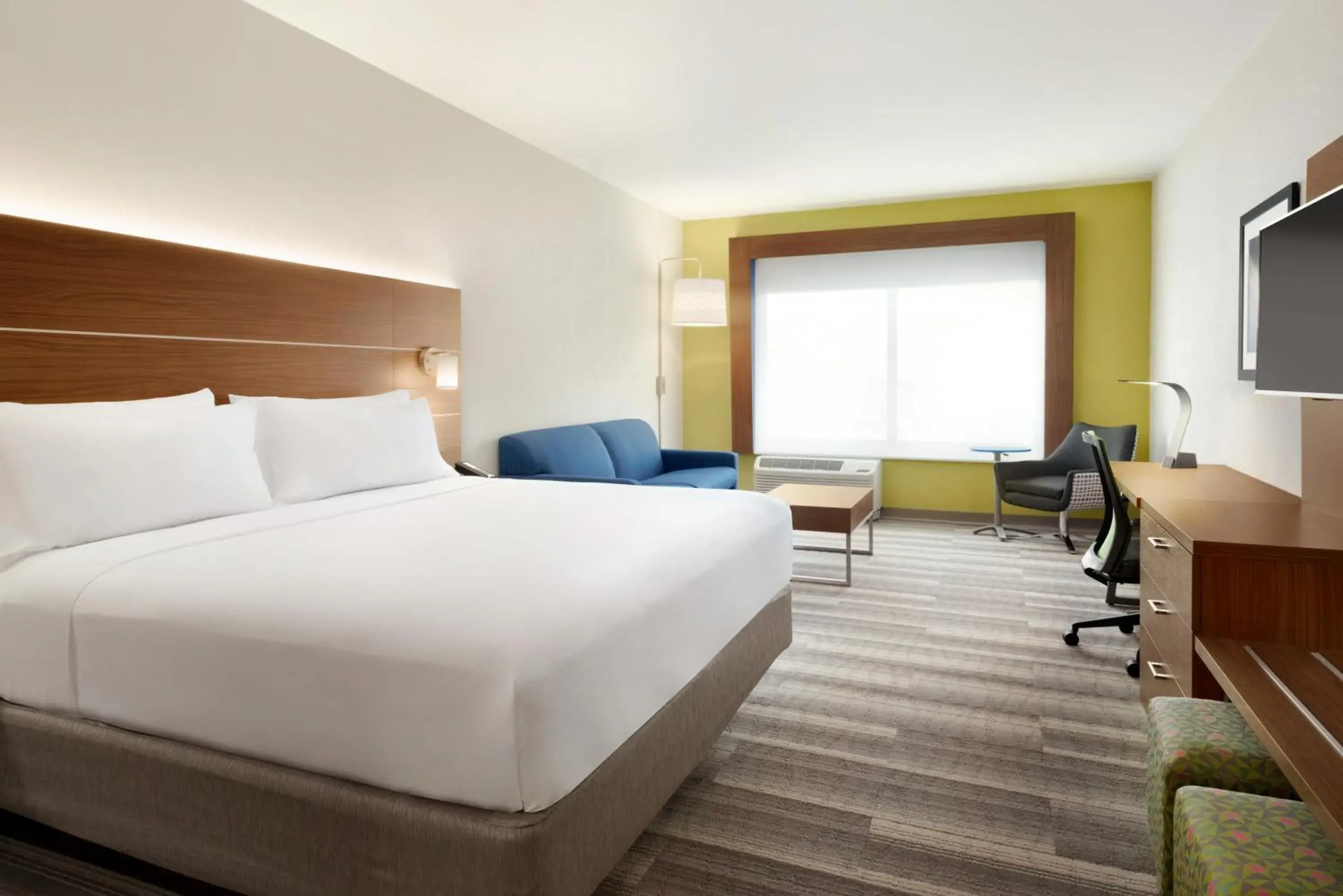 Living room, Bed in Holiday Inn Express & Suites - Cincinnati South - Wilder by IHG Living room, Bed in Holiday Inn Express & Suites - Cincinnati South - Wilder by IHG