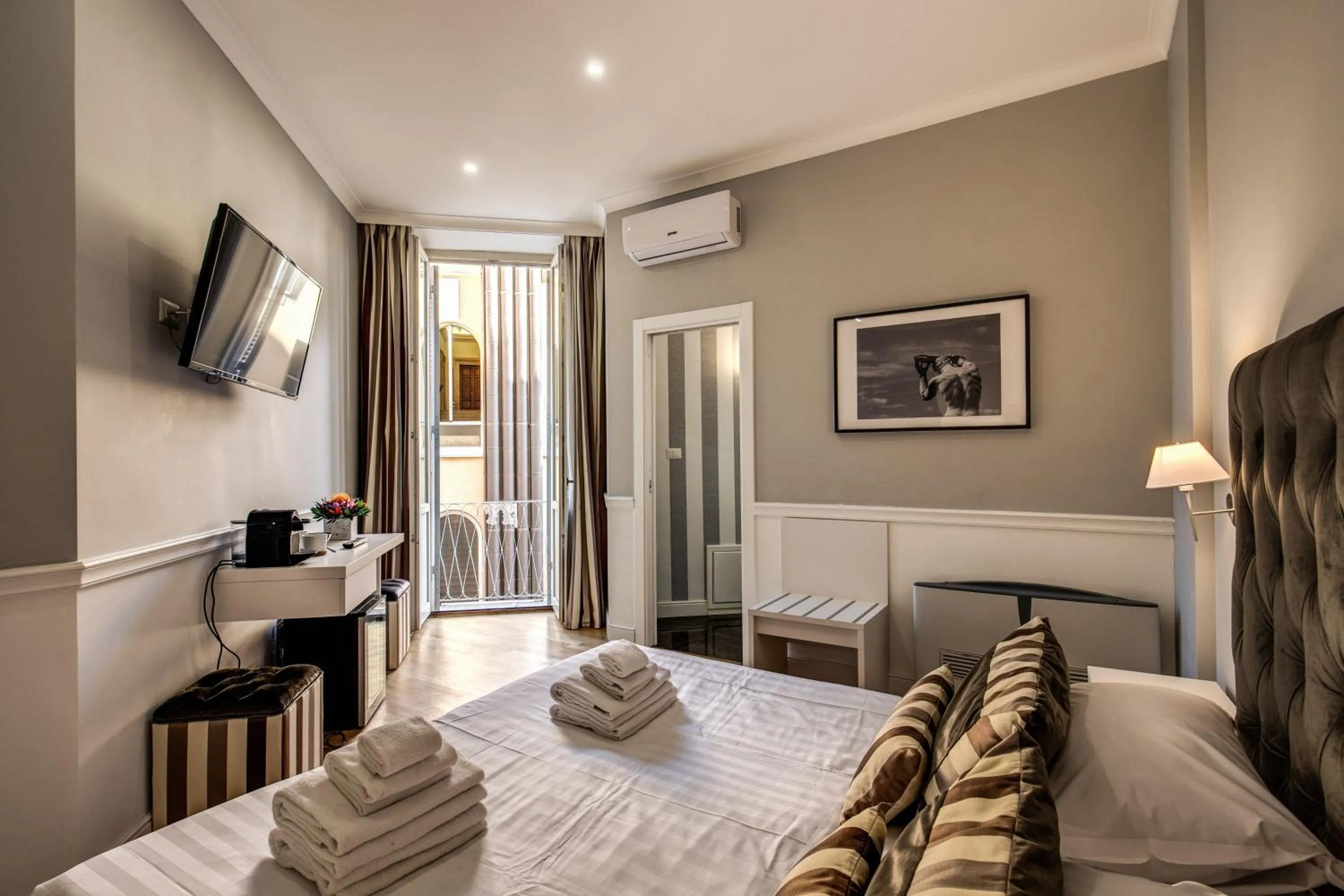 Photo of the whole room, Bed in La Foresteria Luxury Suites