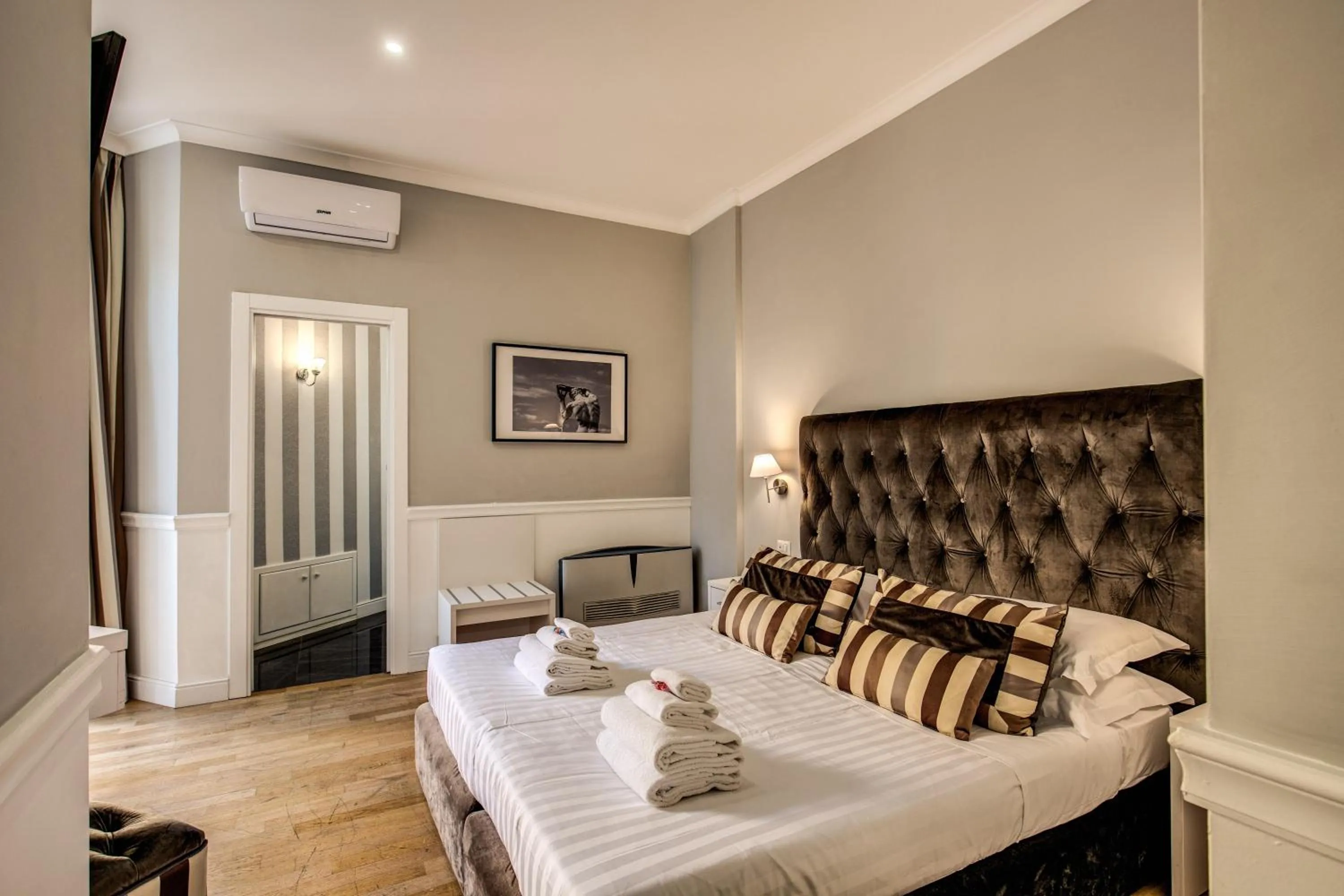 Photo of the whole room, Bed in La Foresteria Luxury Suites