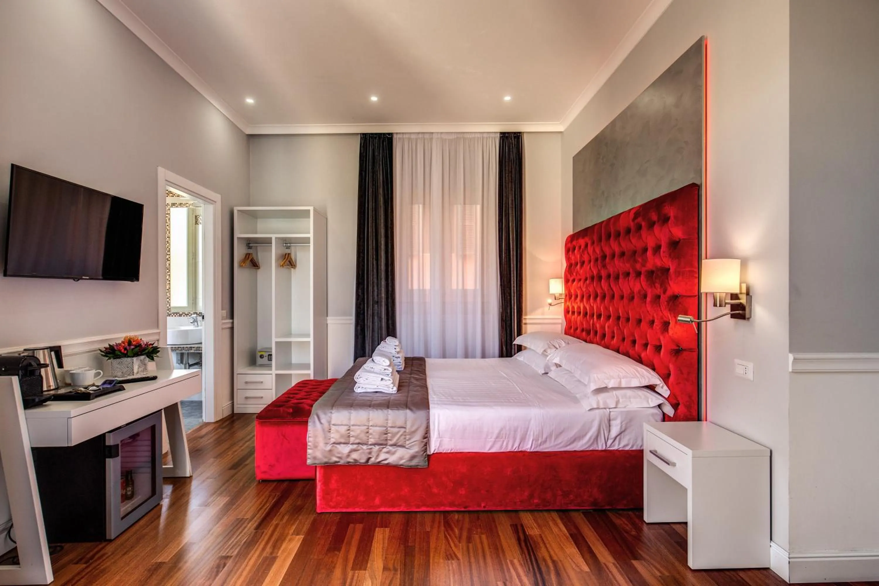 Photo of the whole room, Bed in La Foresteria Luxury Suites