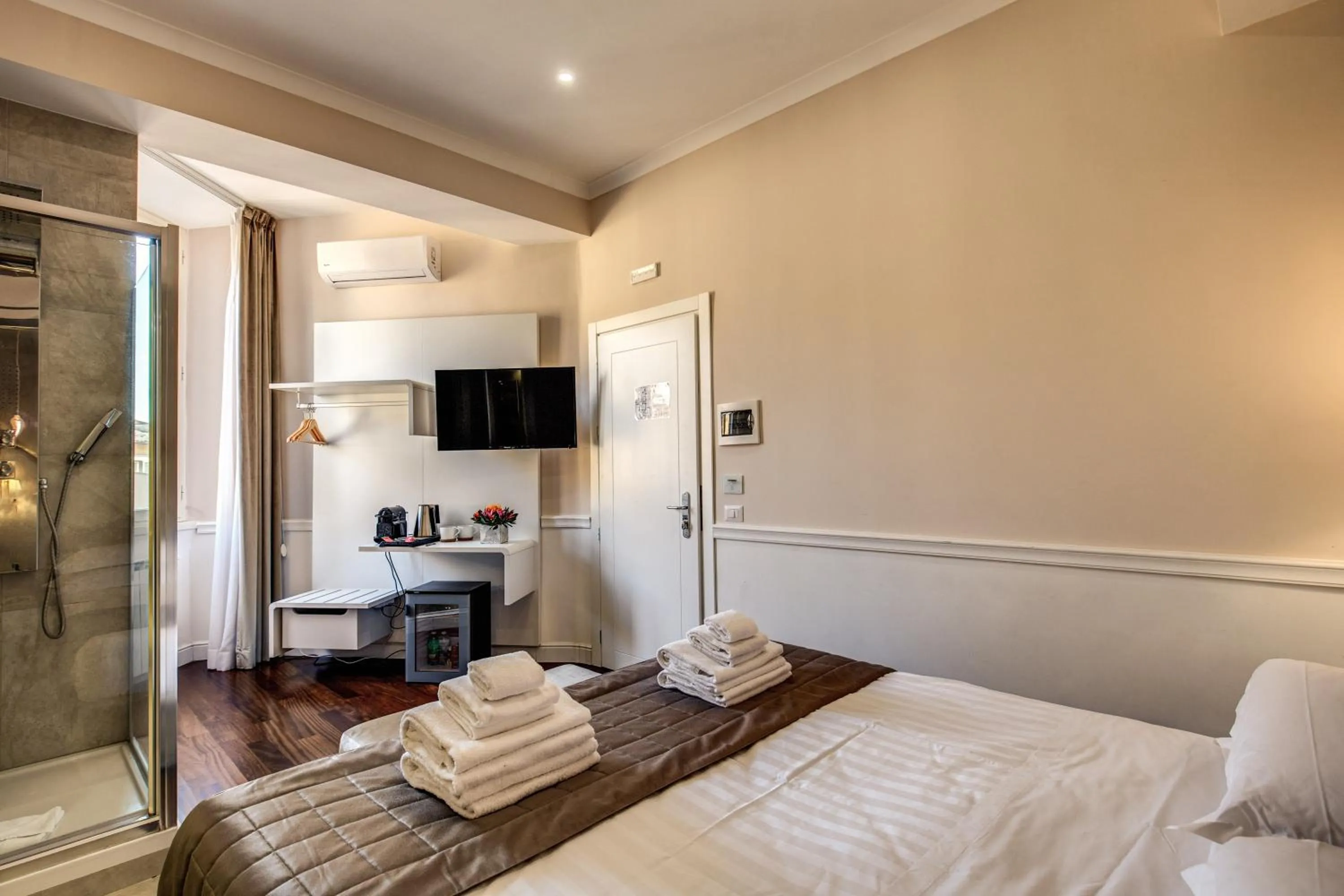 Photo of the whole room, Bed in La Foresteria Luxury Suites