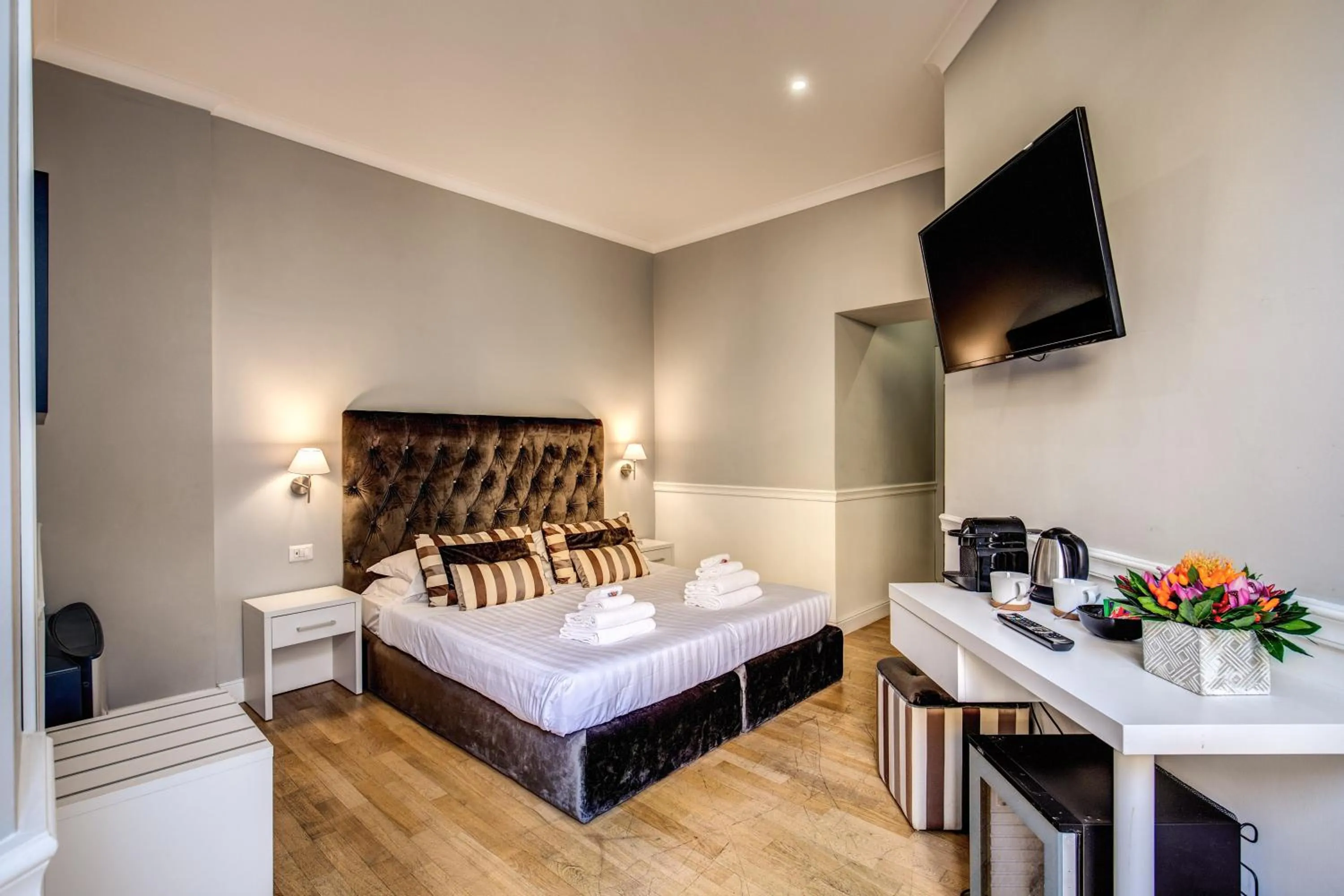 Photo of the whole room, Bed in La Foresteria Luxury Suites