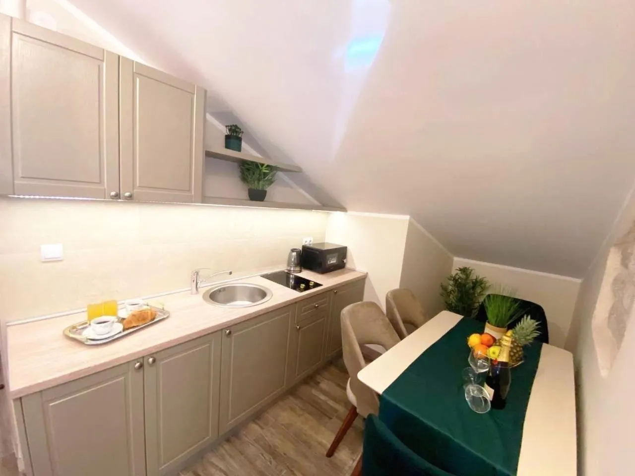 Kitchen or kitchenette in D & Sons Apartments