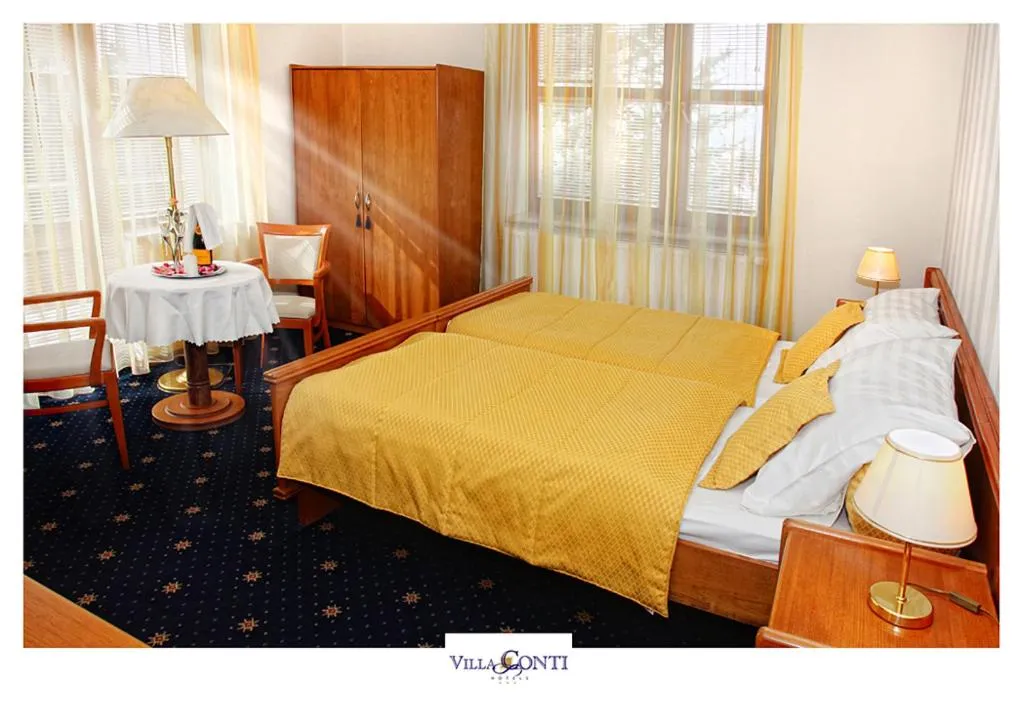 Text overlay, Bed in Hotel Villa Conti