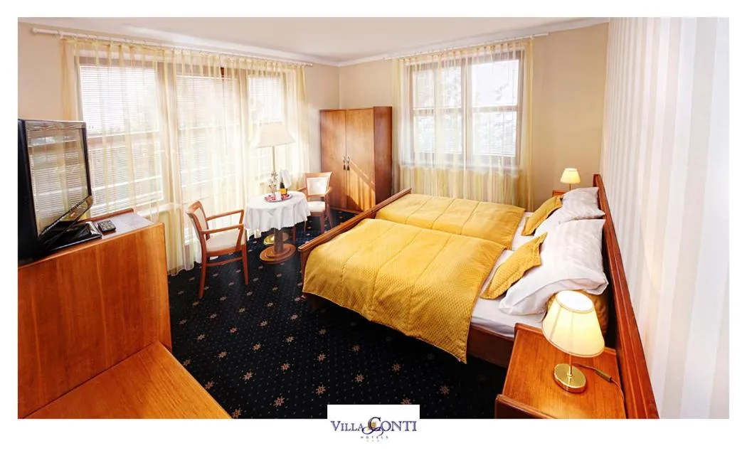 Text overlay, Bed in Hotel Villa Conti