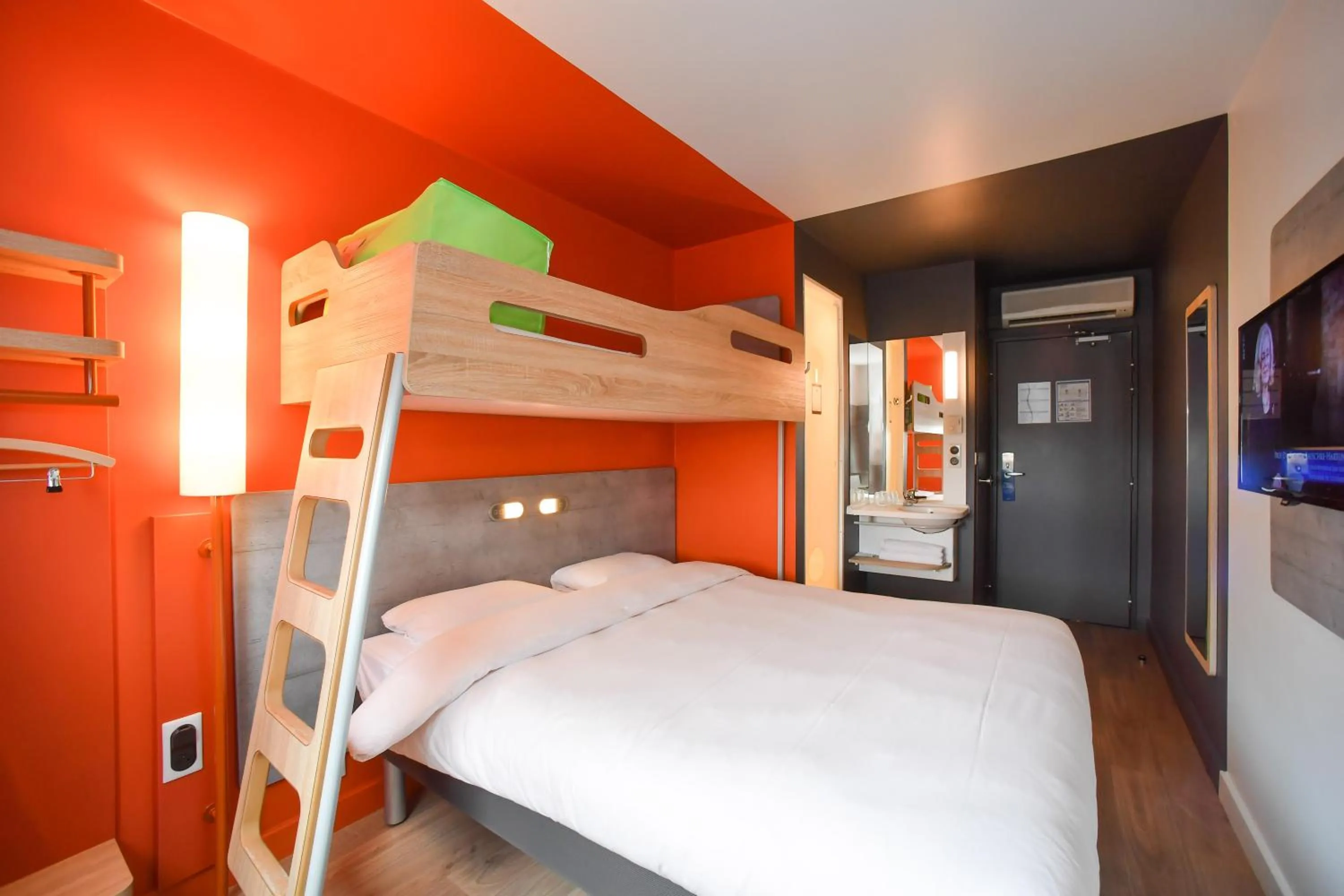 Photo of the whole room, Bed in ibis budget Saint Lô