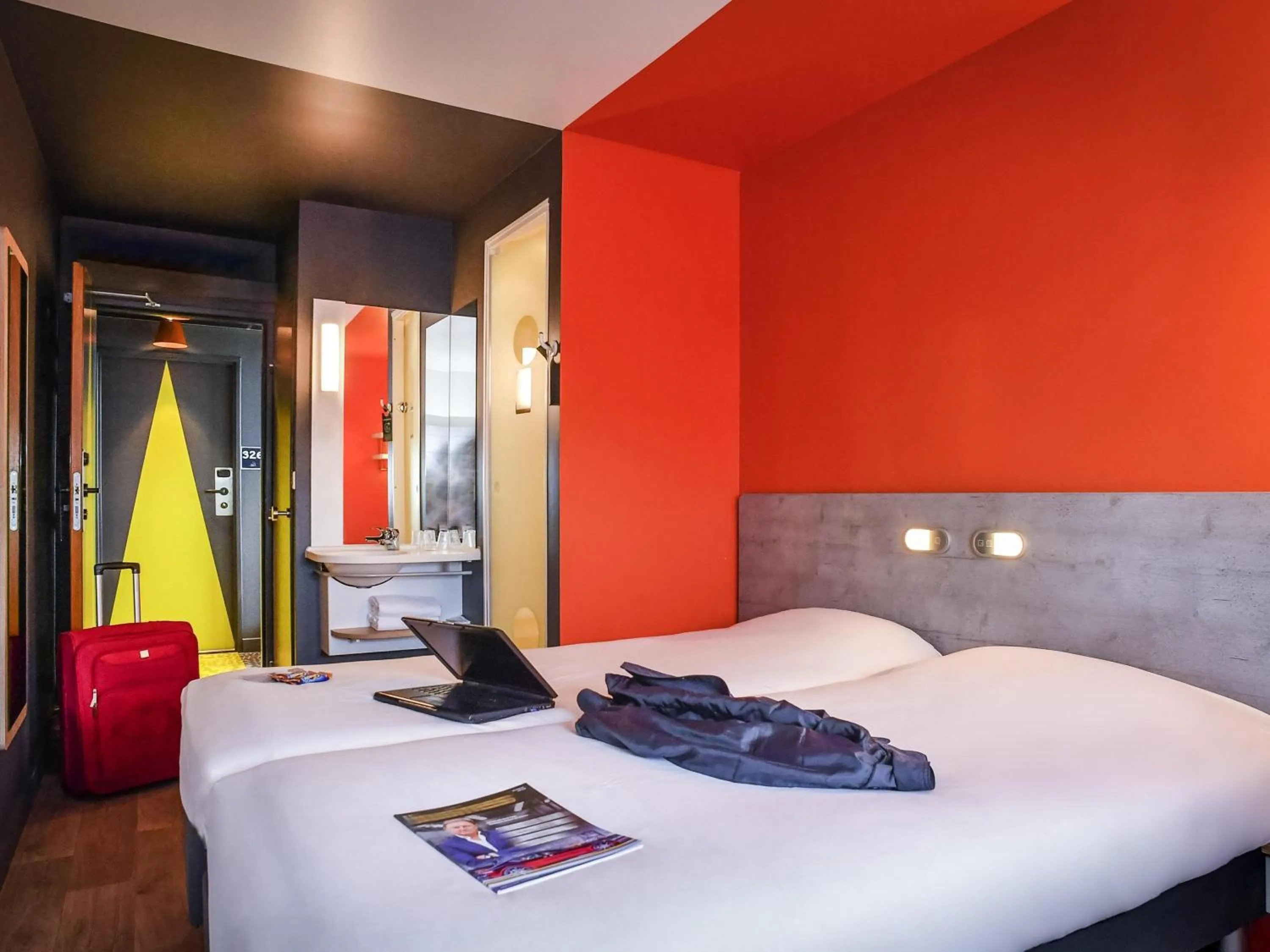 Bedroom, Bed in ibis budget Saint Lô