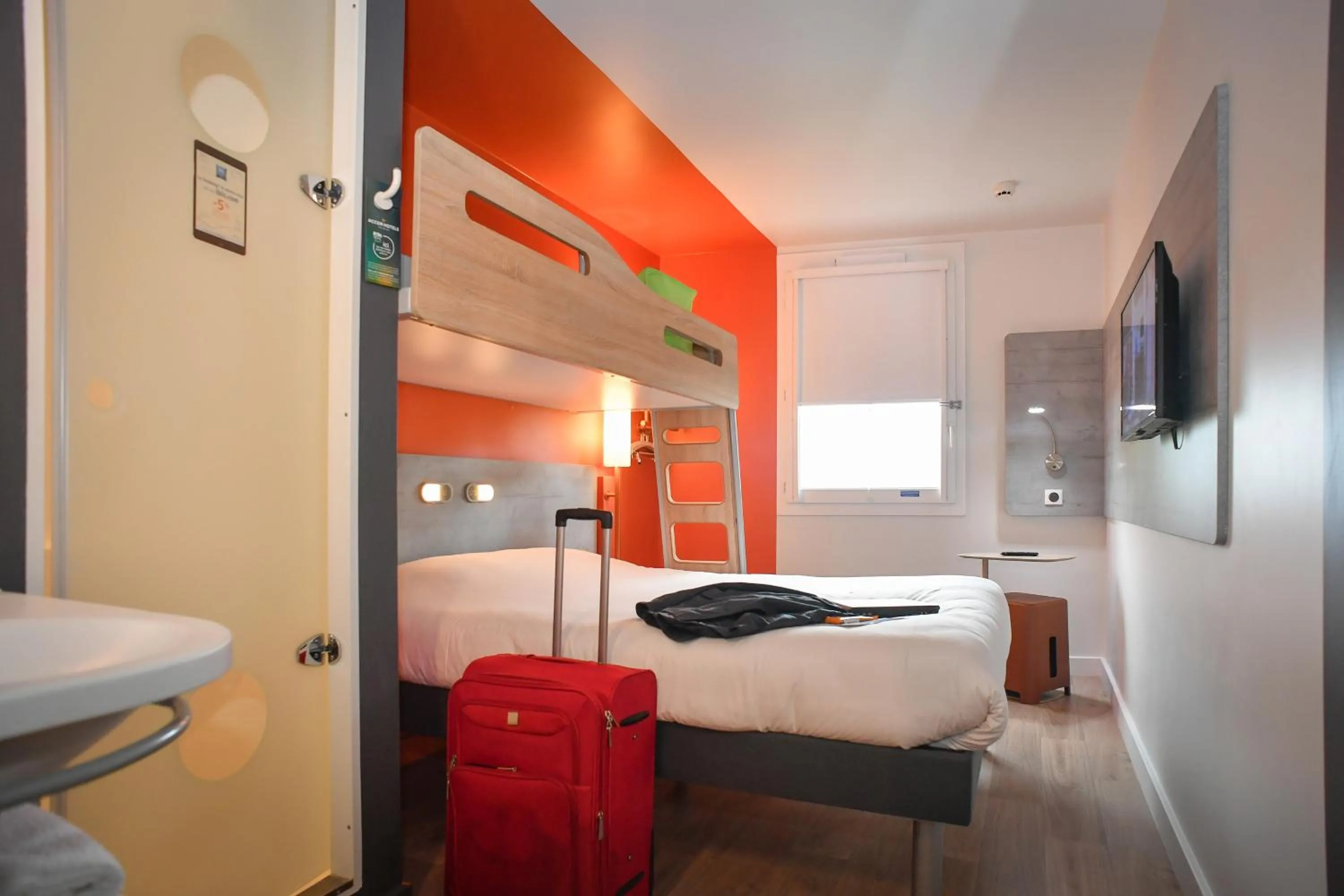 Bathroom, Bed in ibis budget Saint Lô