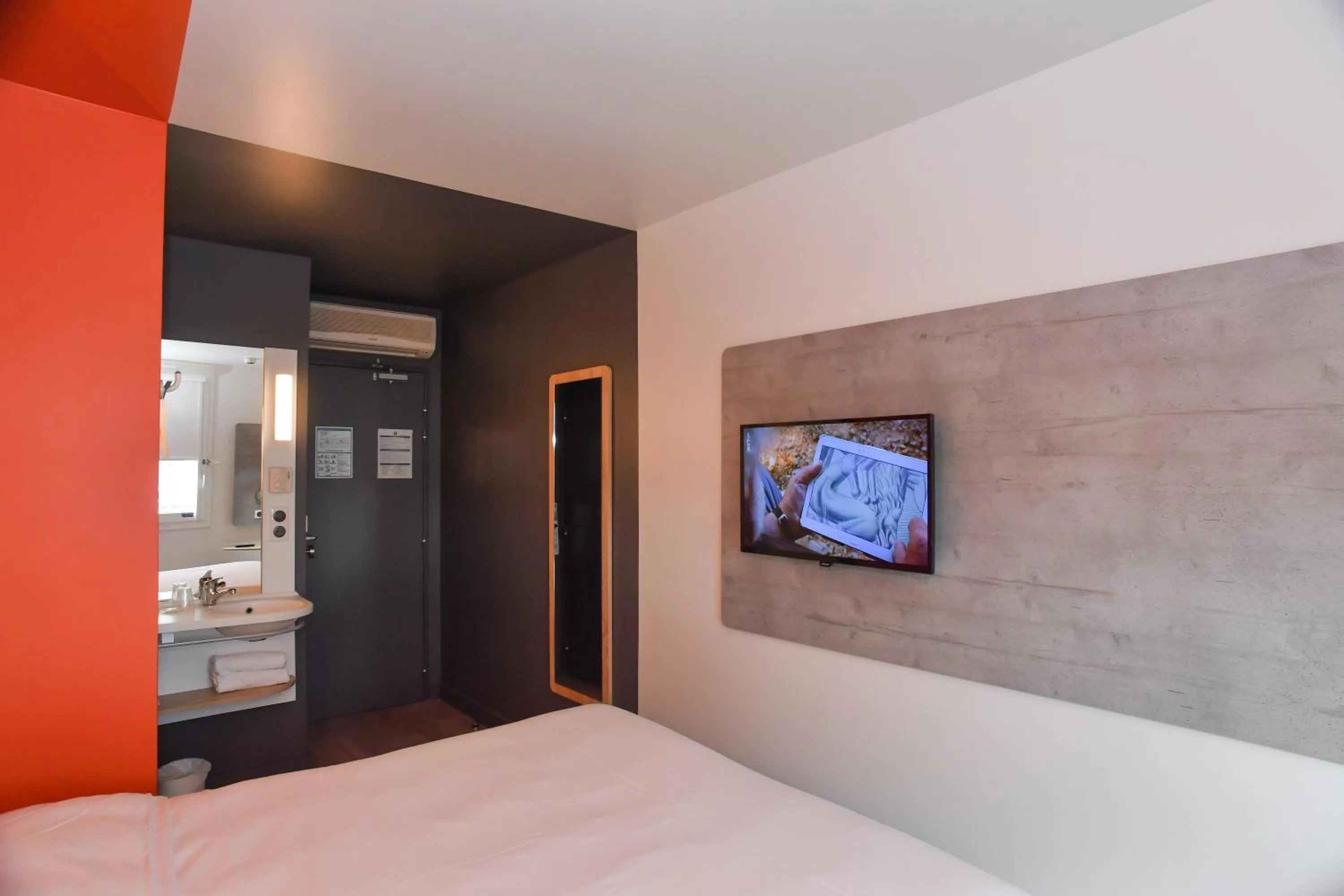 TV and multimedia, Bed in ibis budget Saint Lô