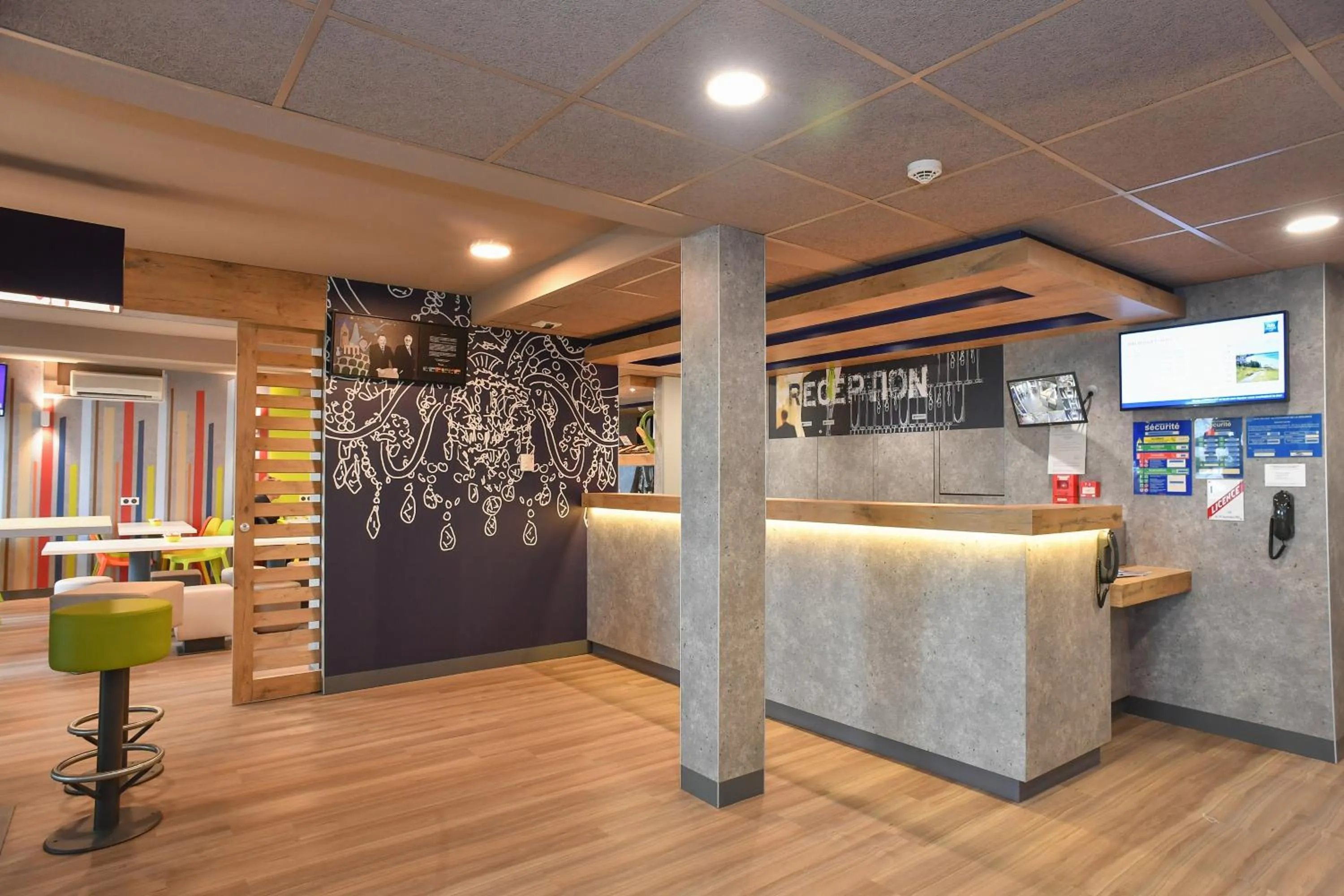 Lobby or reception in ibis budget Saint Lô