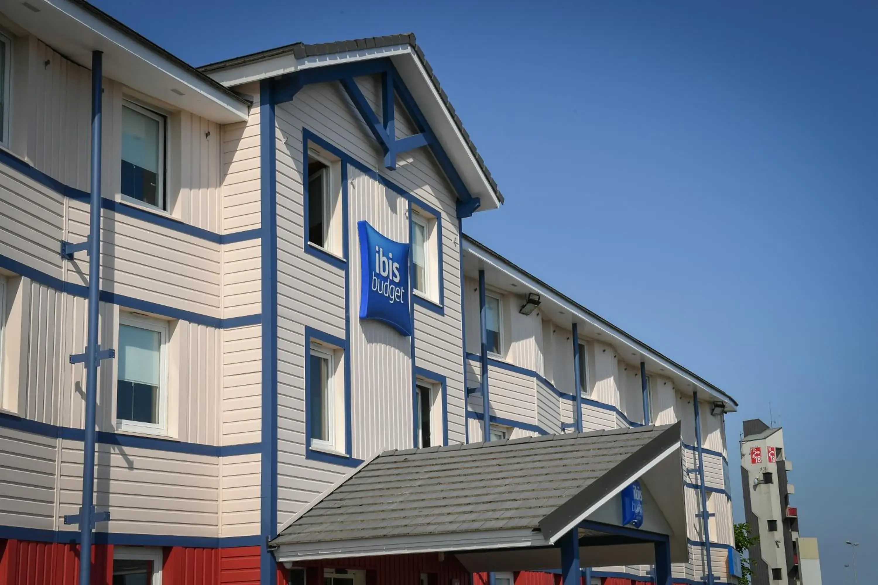 Facade/entrance in ibis budget Saint Lô Facade/entrance in ibis budget Saint Lô