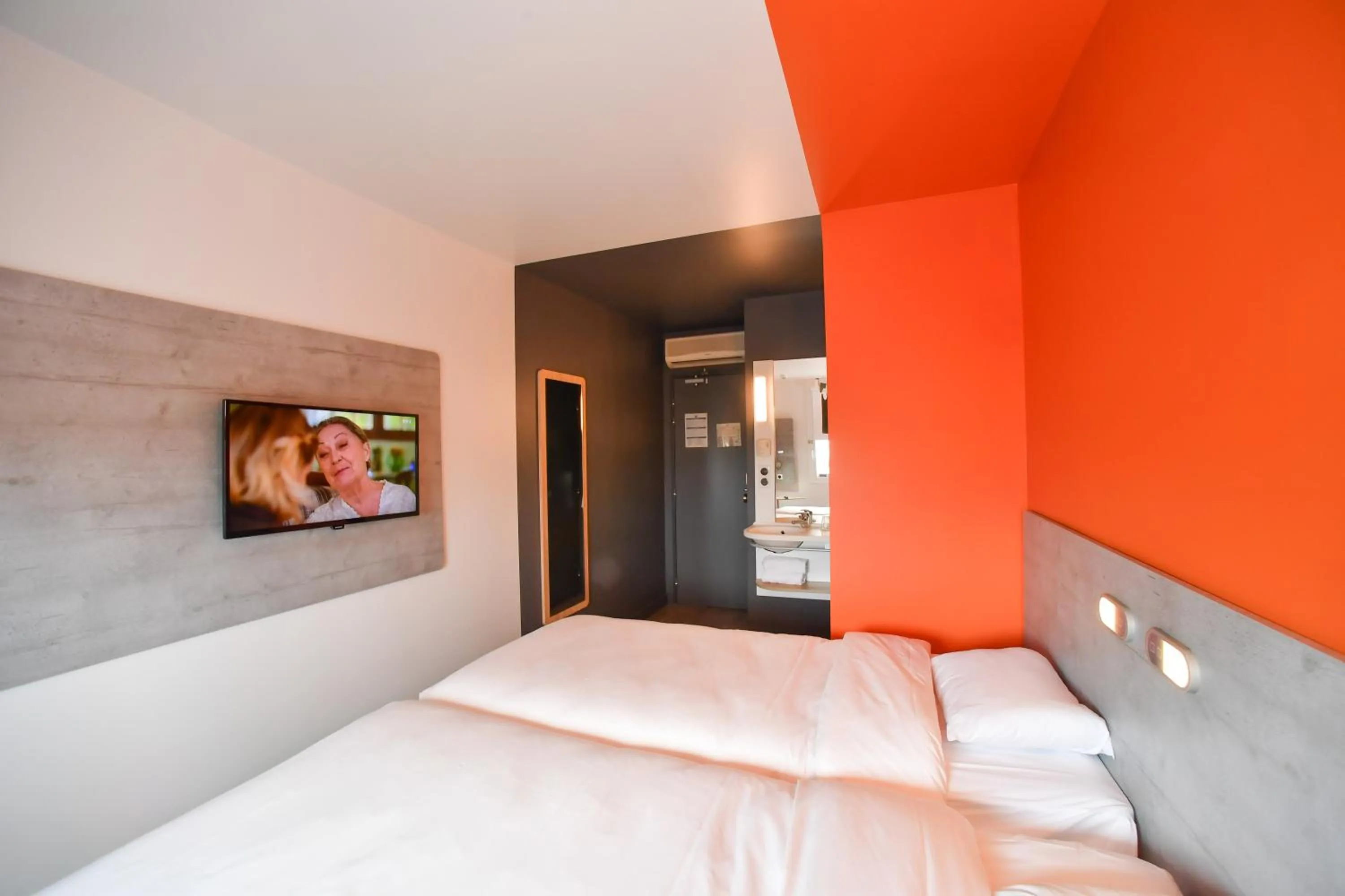 Photo of the whole room, Bed in ibis budget Saint Lô