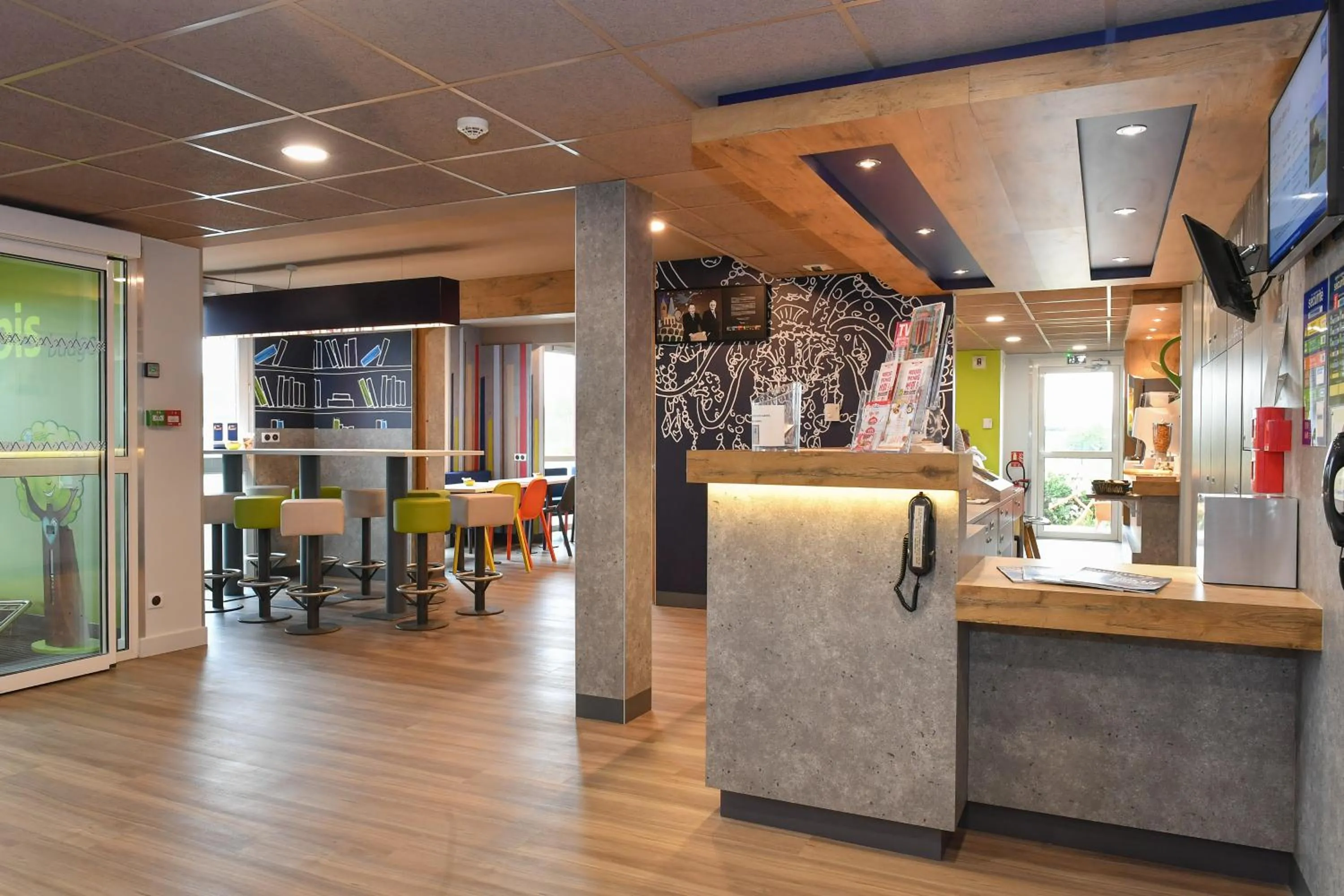 Lobby or reception in ibis budget Saint Lô