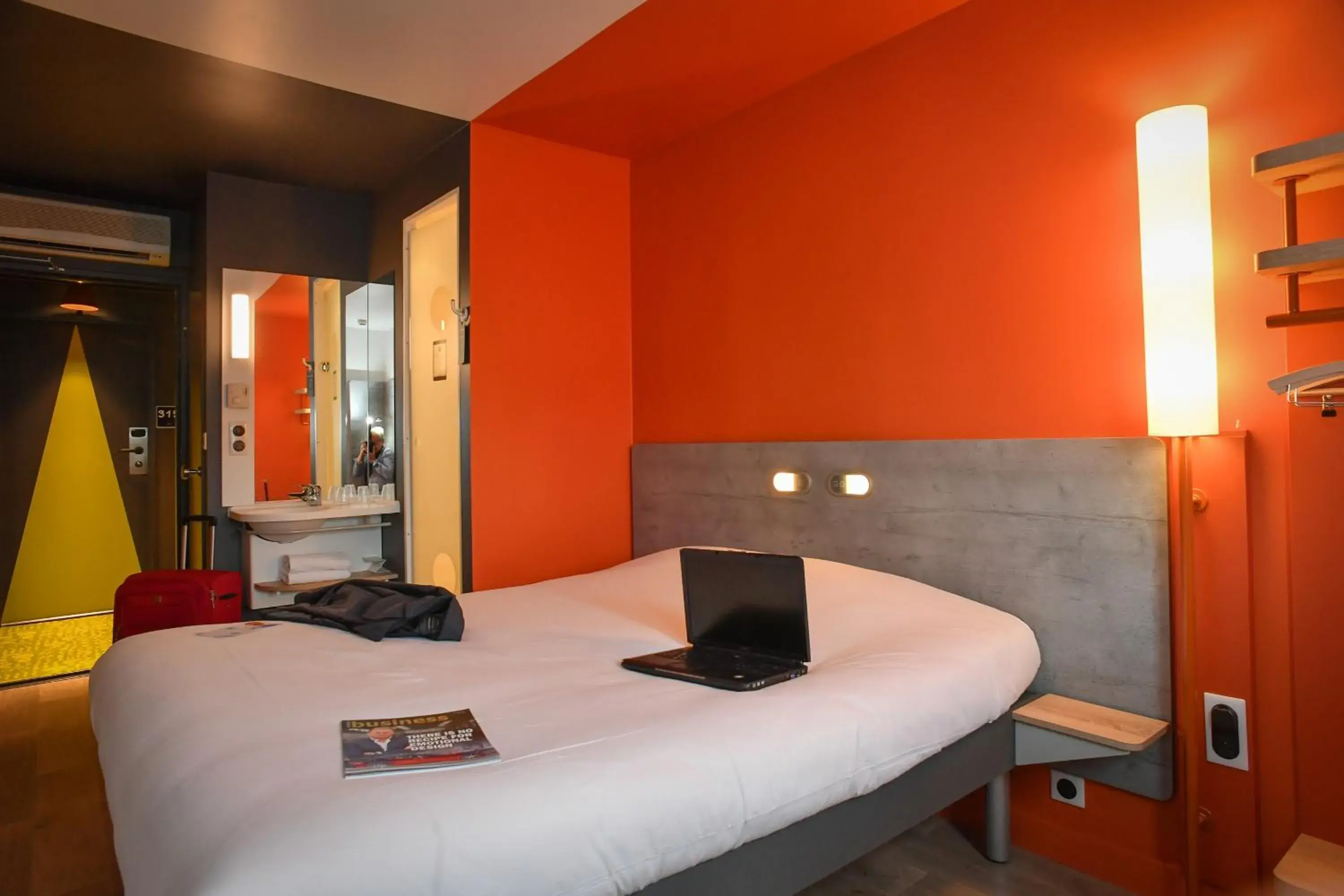 Photo of the whole room, Bed in ibis budget Saint Lô Photo of the whole room, Bed in ibis budget Saint Lô