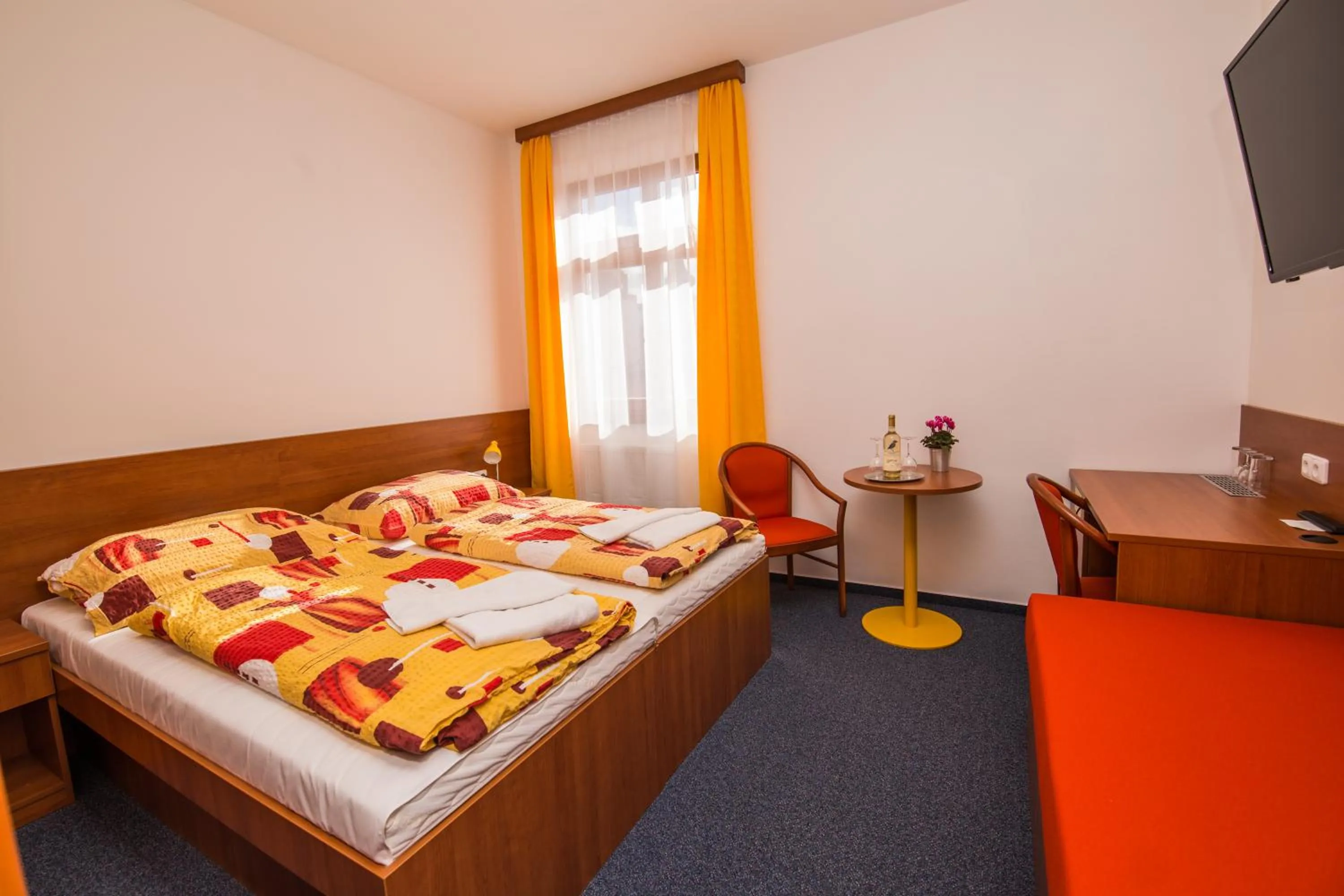 Living room, Bed in Hotel Morava