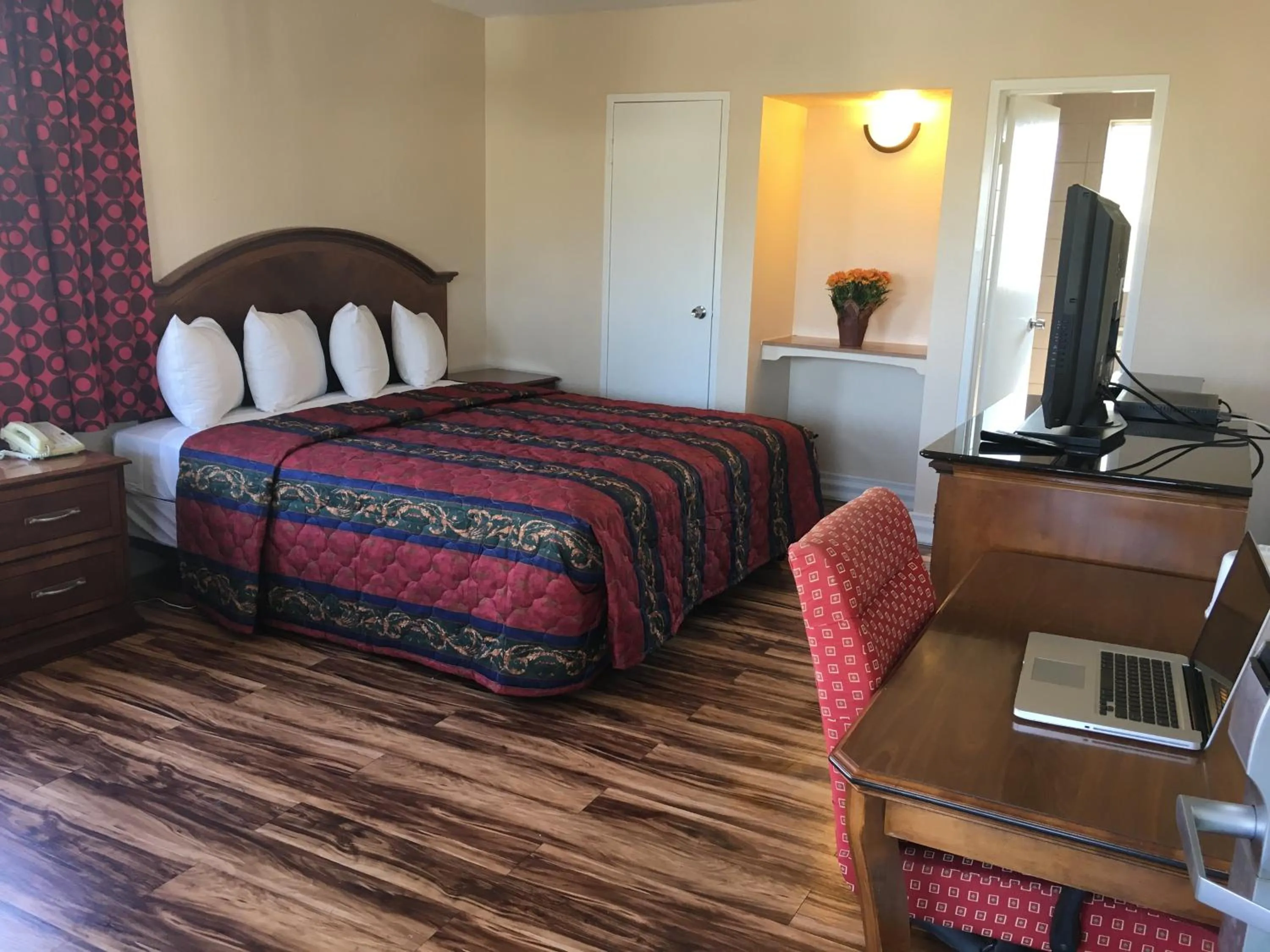 TV and multimedia in Motel 6 Richmond CA Civic Center