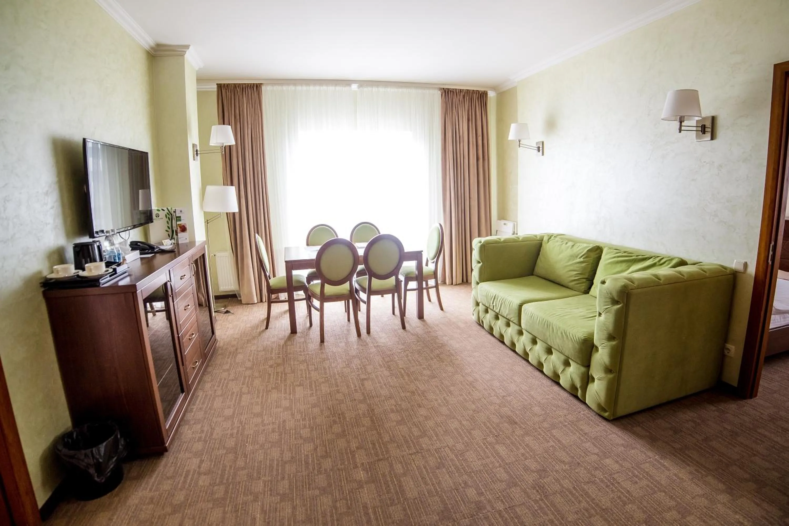 TV and multimedia in Green Park Hotel & SPA