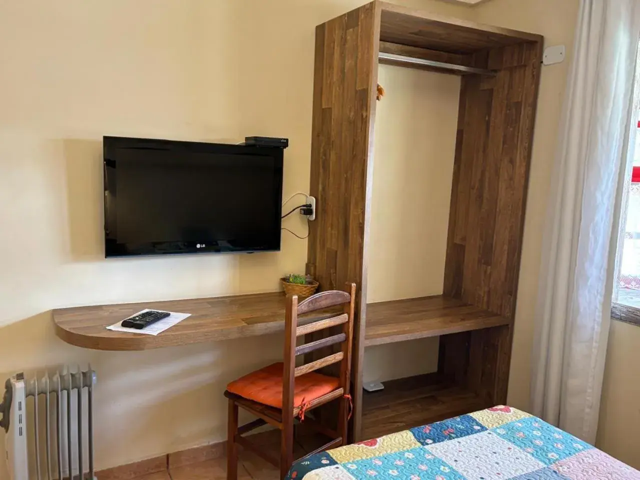 Economy Twin Room in Pousada Benevento Economy Twin Room in Pousada Benevento