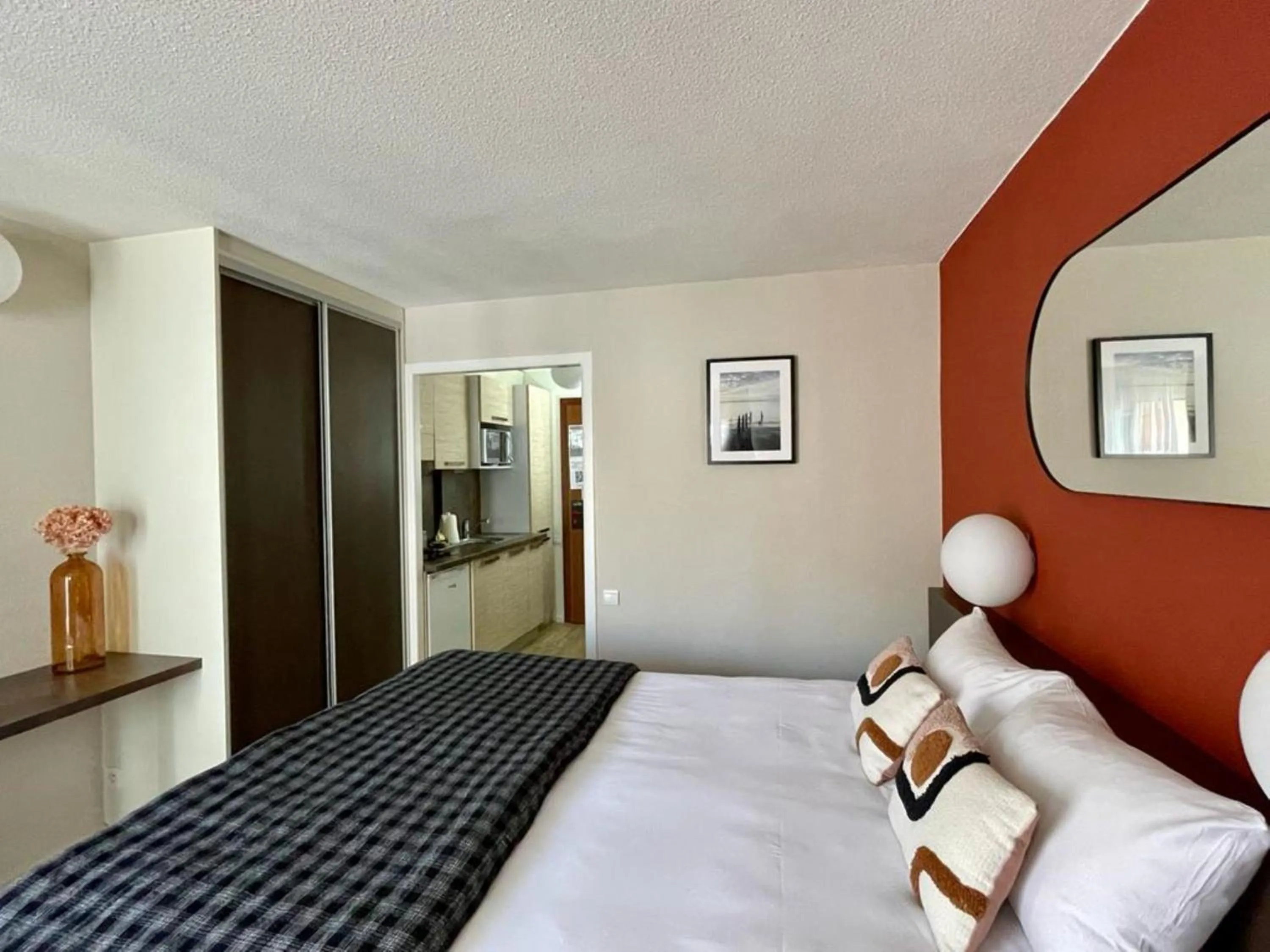 Kitchen or kitchenette, Bed in Résidence Les Baladines