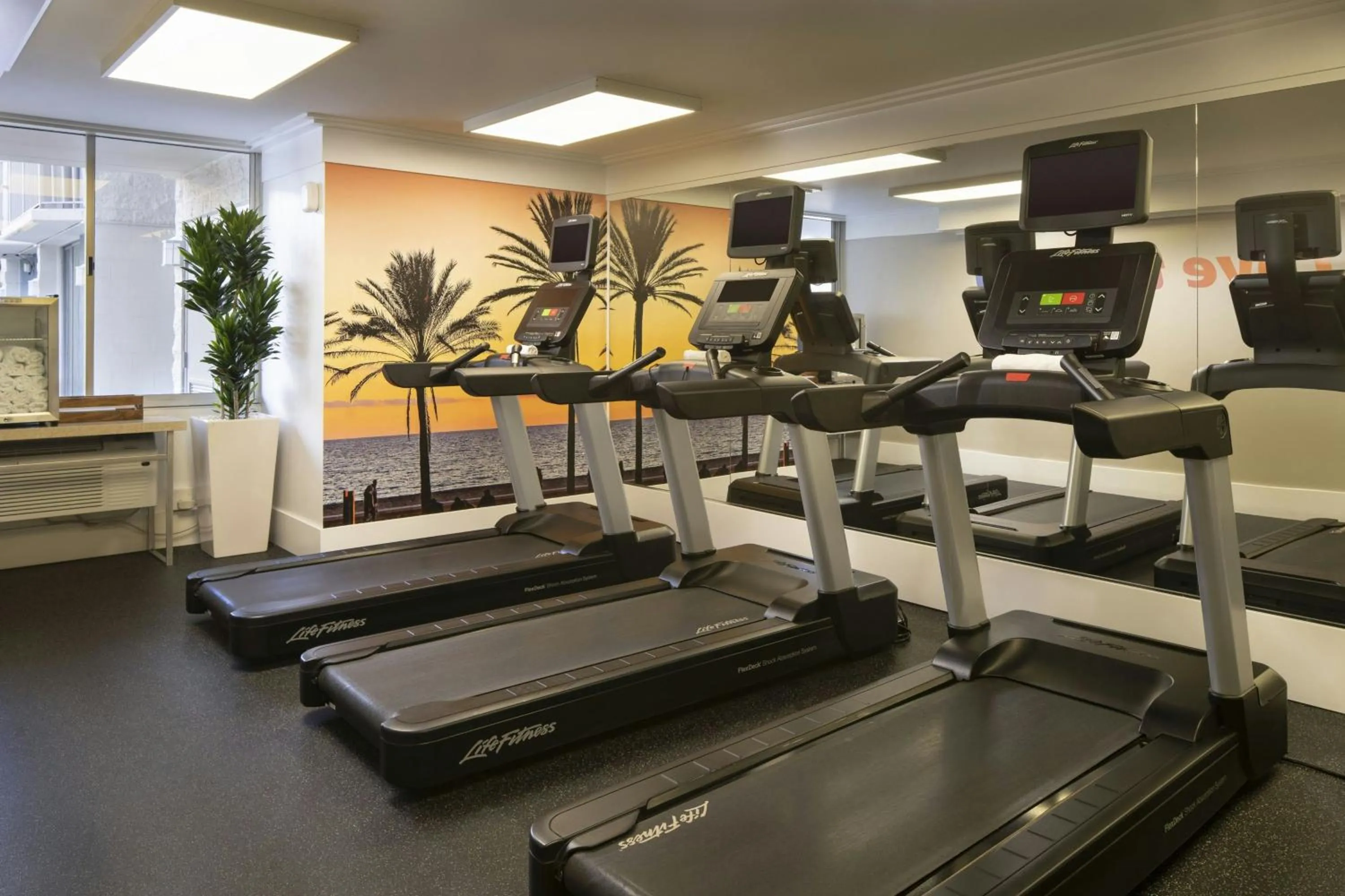 Fitness centre/facilities in Courtyard by Marriott Long Beach Downtown