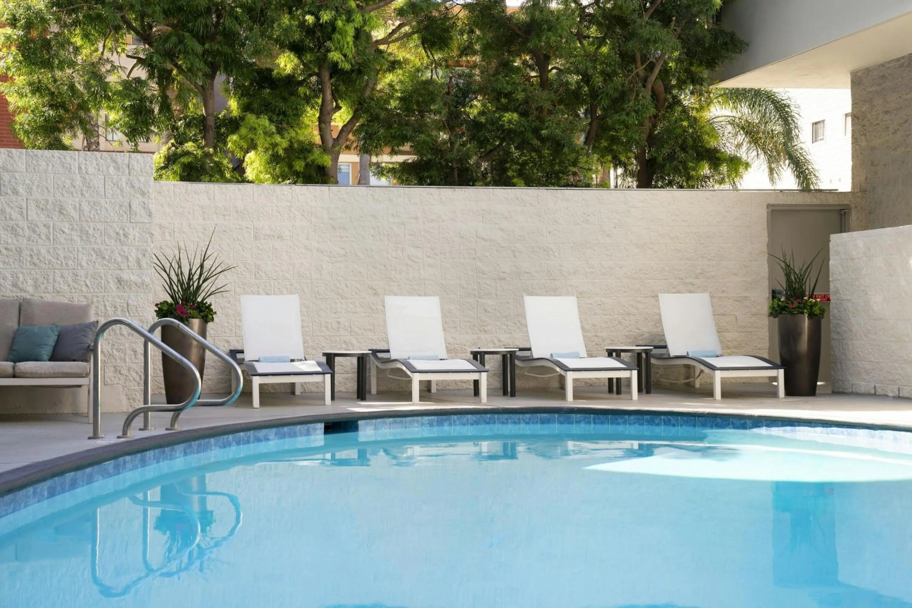 Swimming pool in Courtyard by Marriott Long Beach Downtown