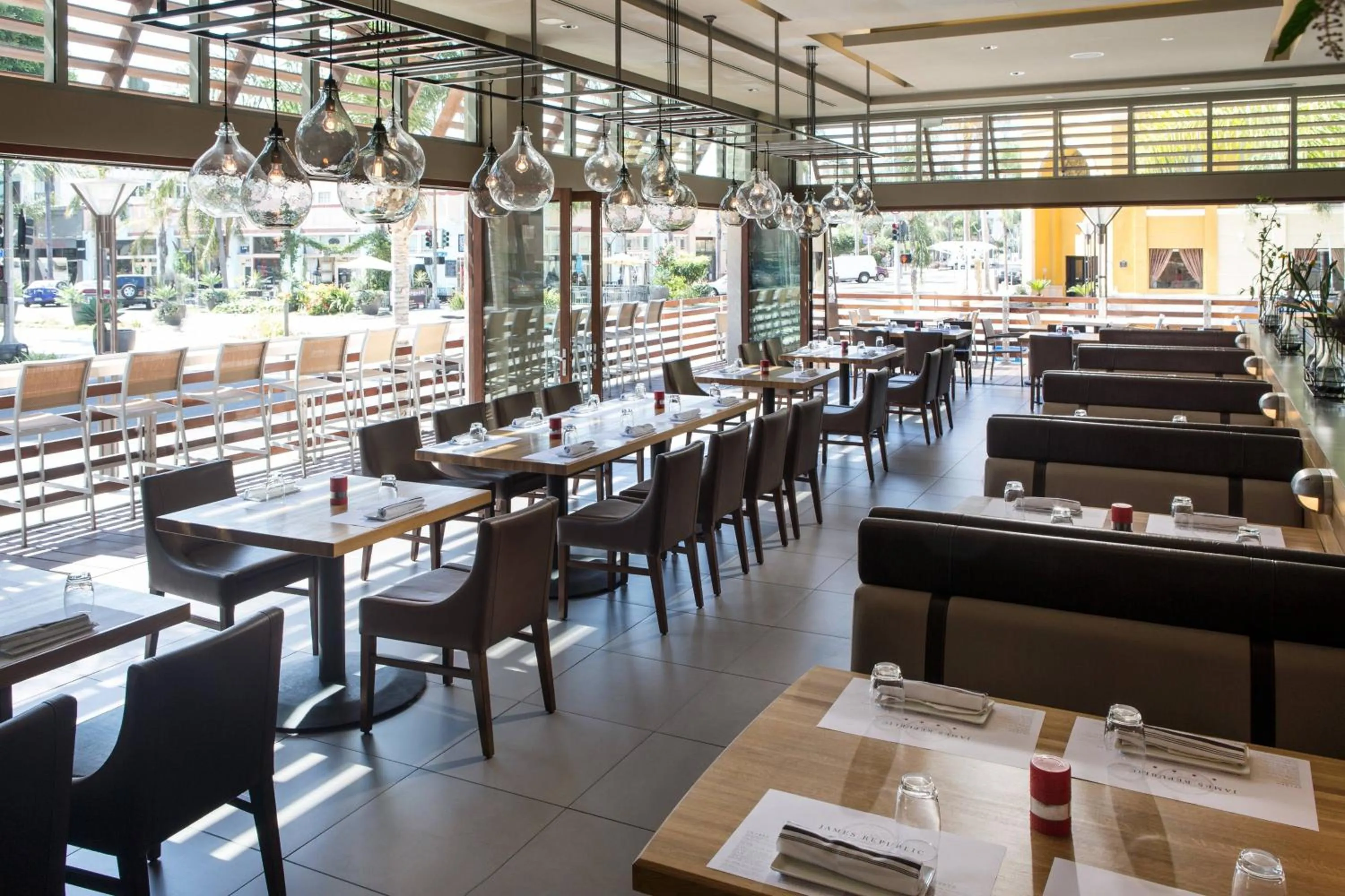 Restaurant/places to eat in Courtyard by Marriott Long Beach Downtown