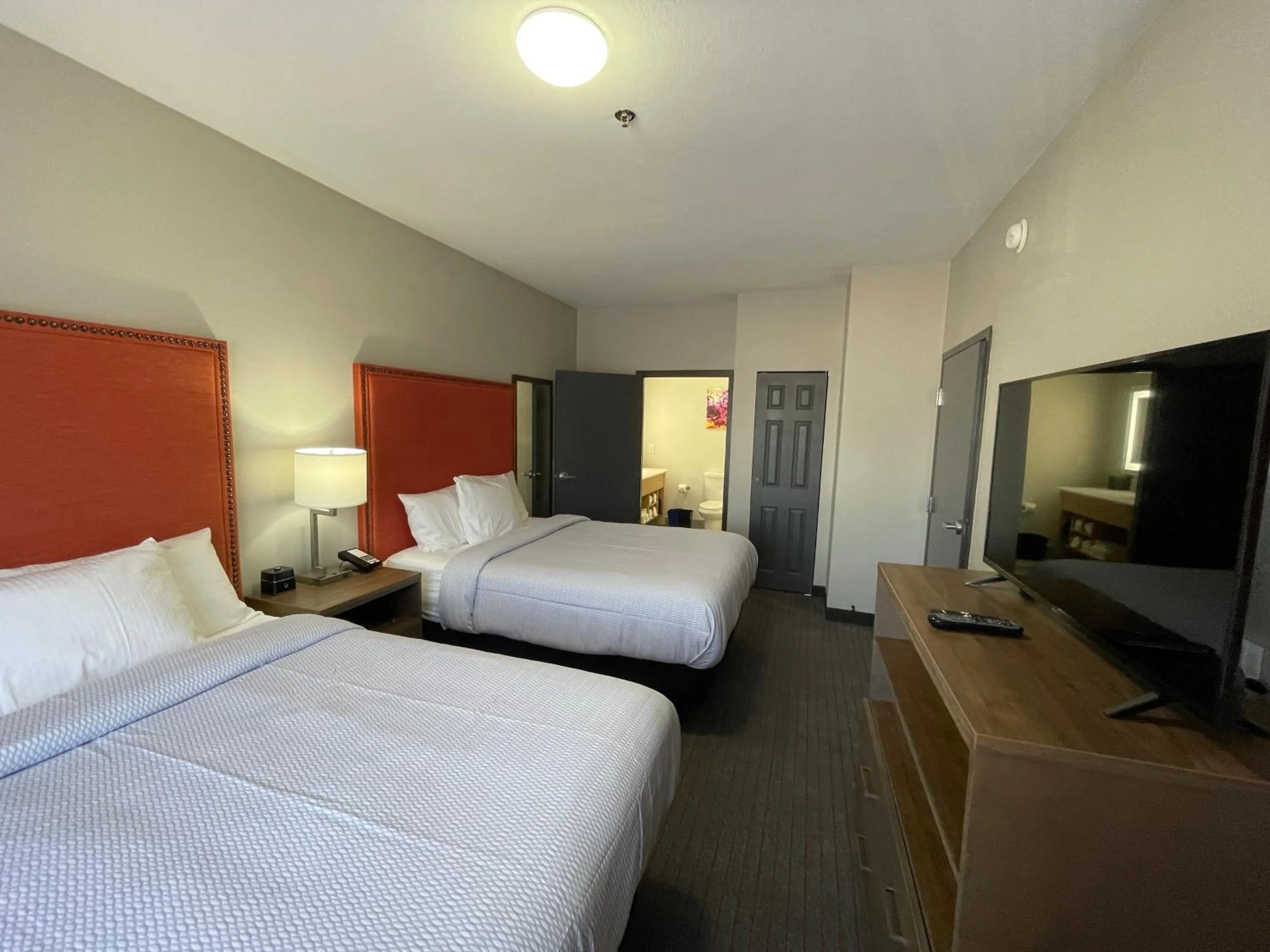 Photo of the whole room, Bed in La Quinta Inn & Suites by Wyndham Augusta Fort Eisenhower