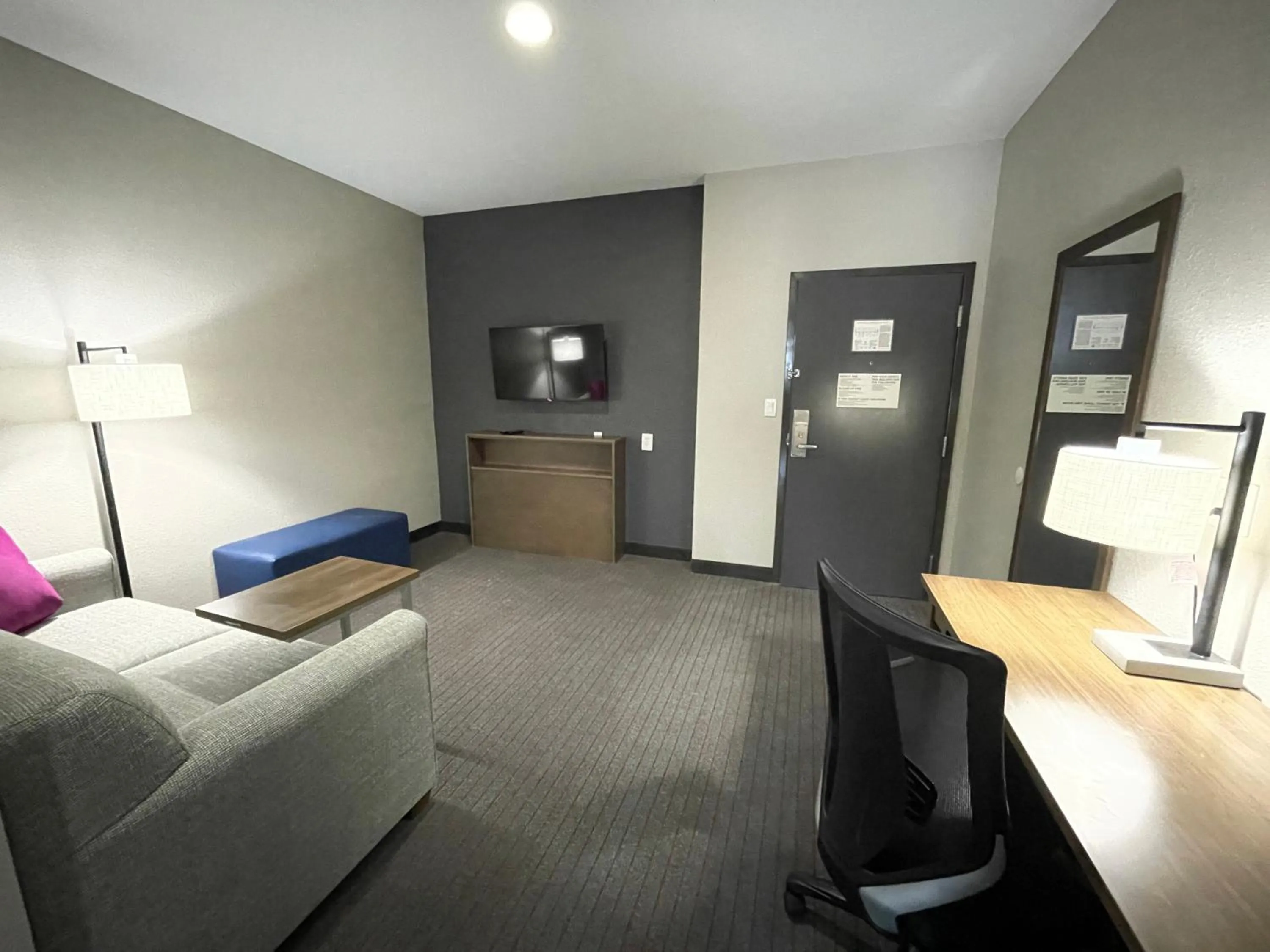 Living room, Bed in La Quinta Inn & Suites by Wyndham Augusta Fort Eisenhower