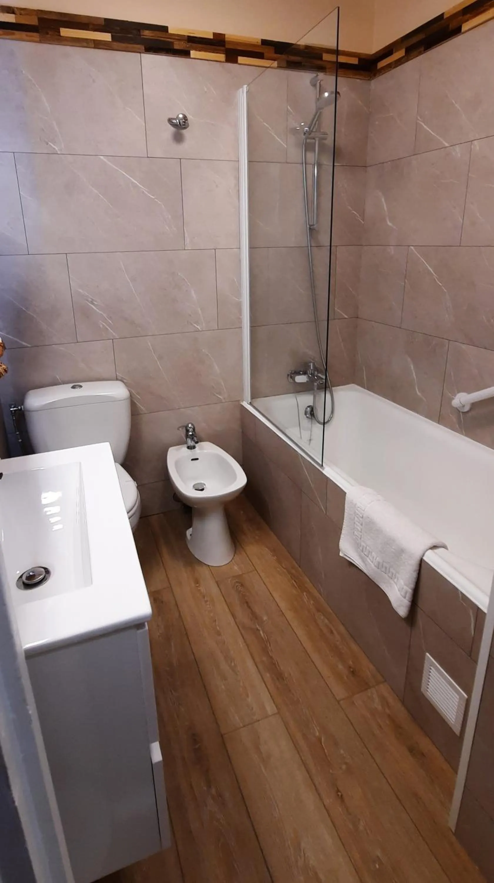 Toilet in Hôtel Chastellares