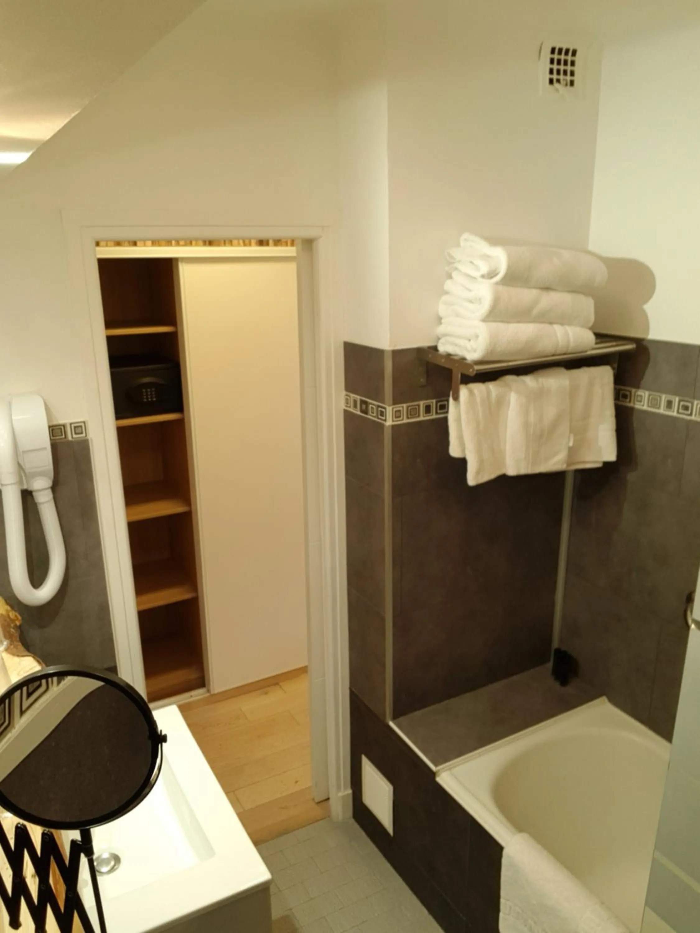 Bathroom in Hôtel Chastellares