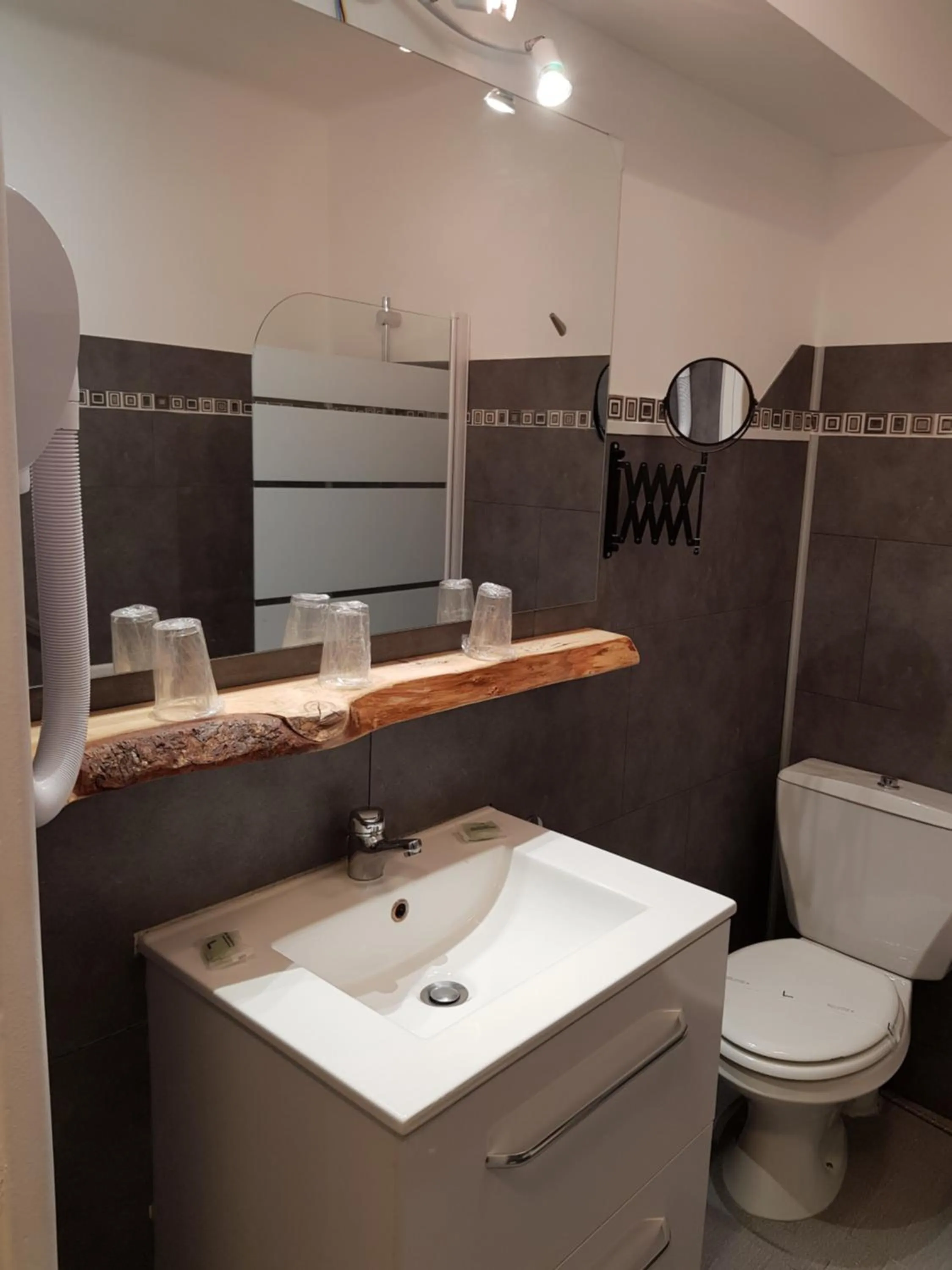 Toilet in Hôtel Chastellares