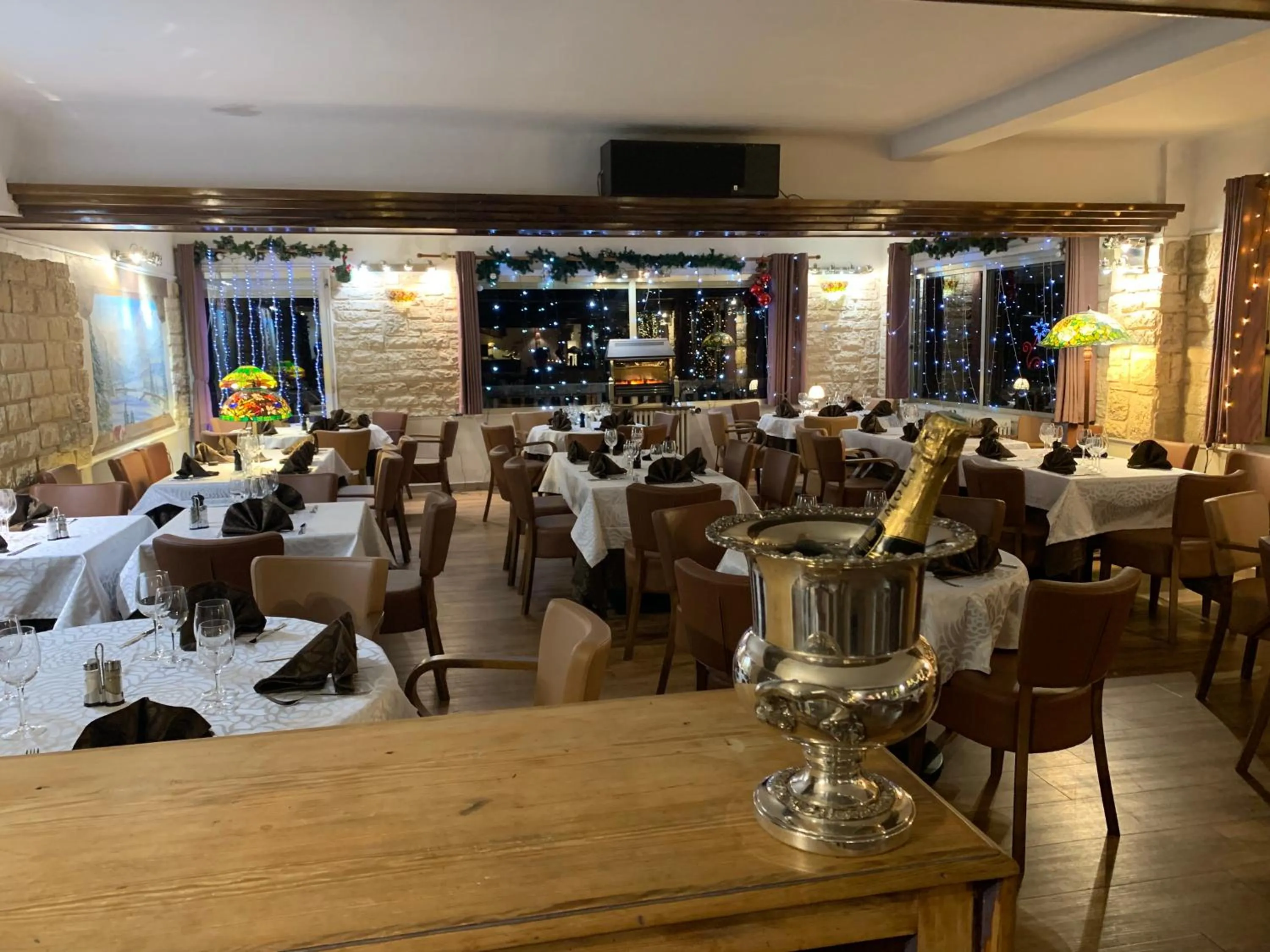 Restaurant/places to eat in Hôtel Chastellares