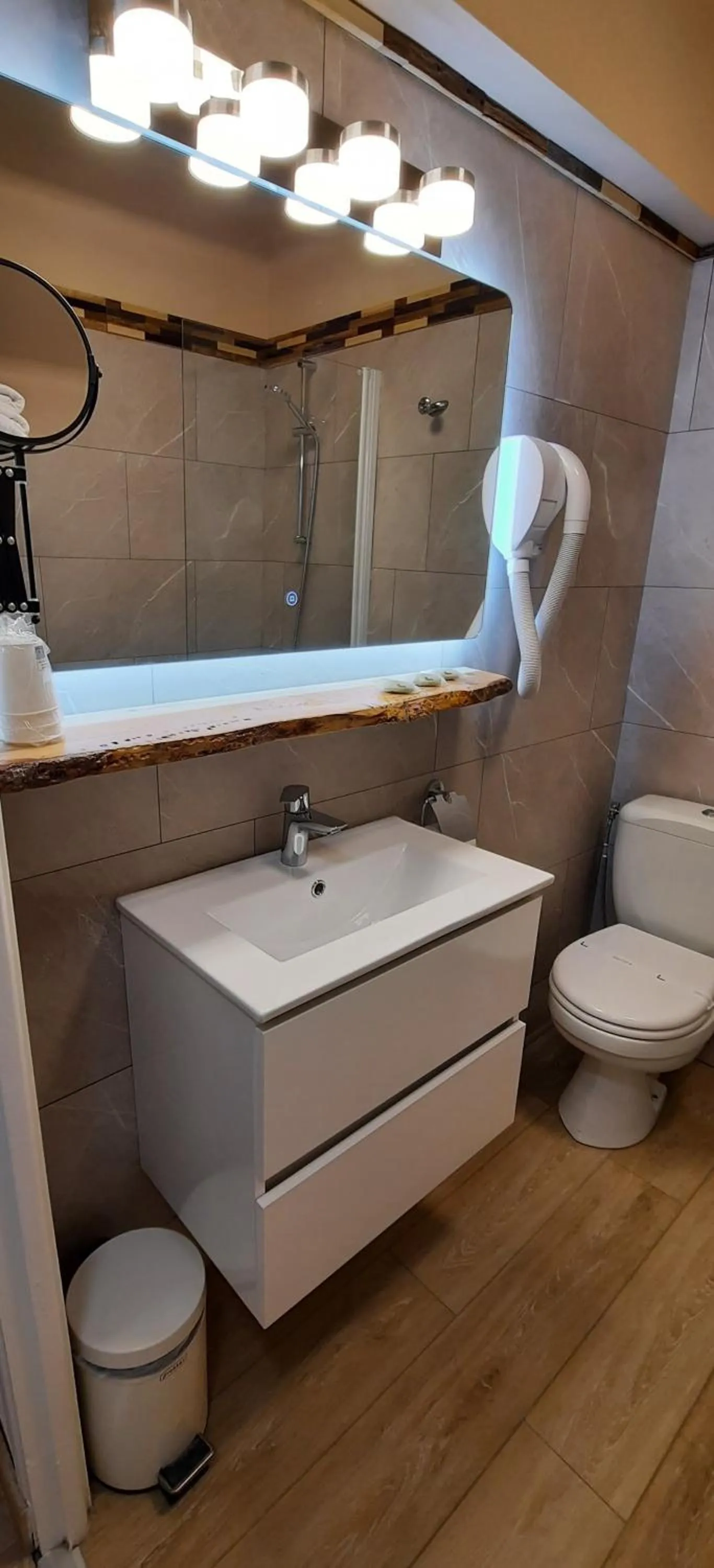 Toilet in Hôtel Chastellares