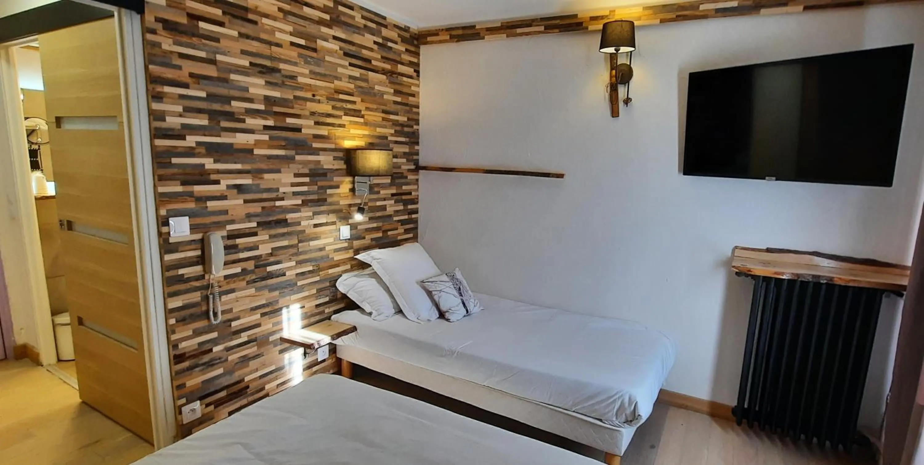 TV and multimedia, Bed in Hôtel Chastellares