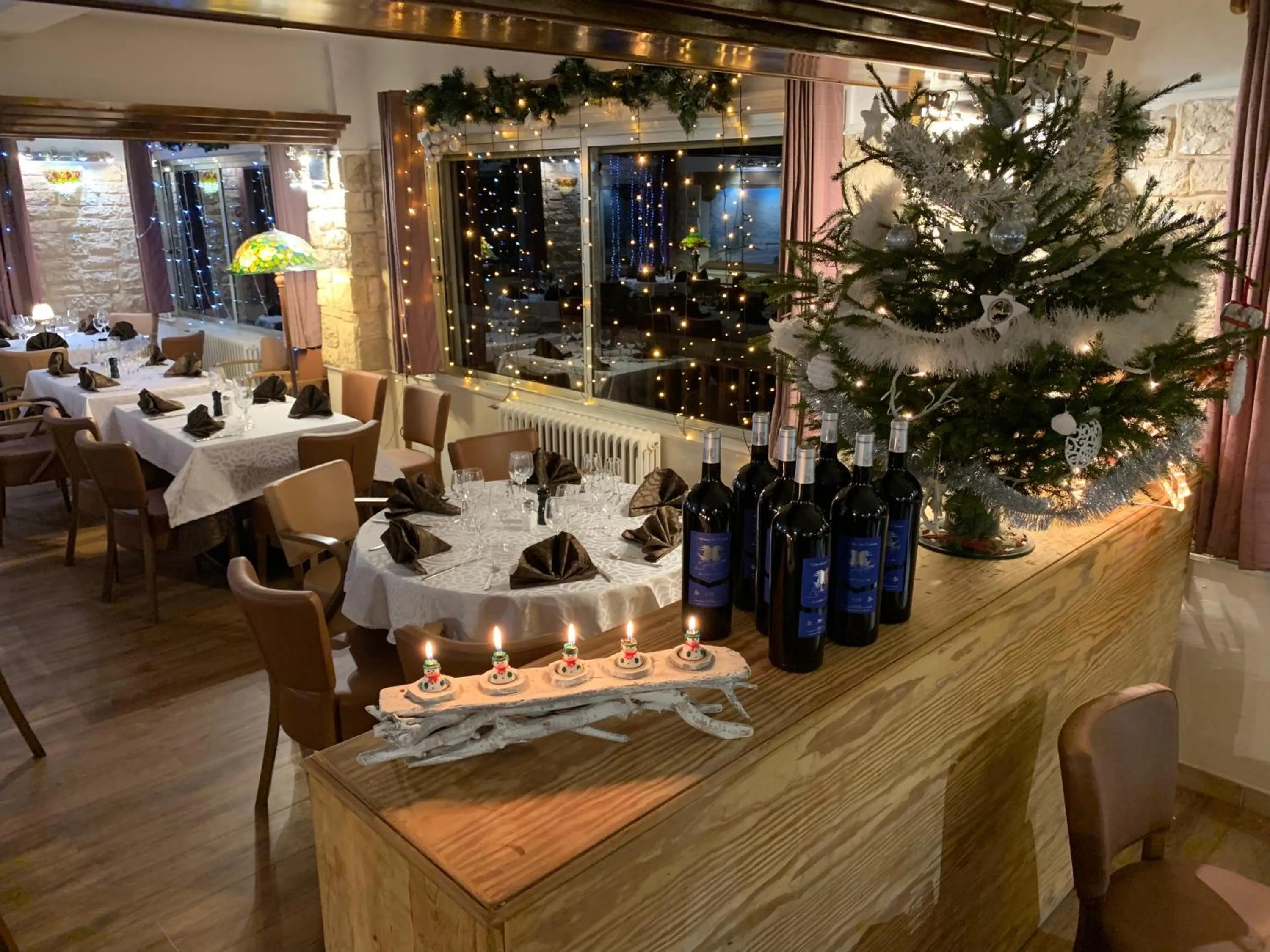 Restaurant/places to eat in Hôtel Chastellares