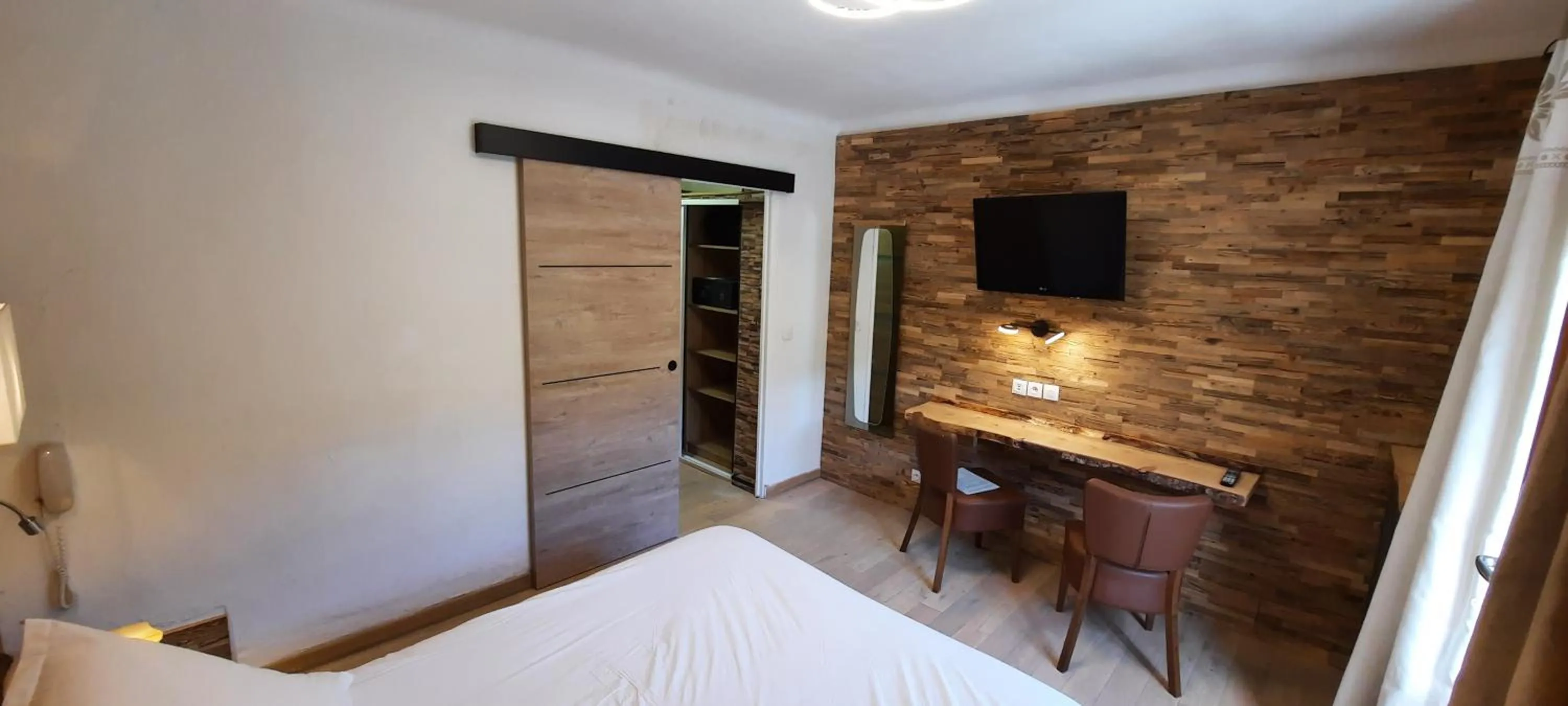 Bed in Hôtel Chastellares