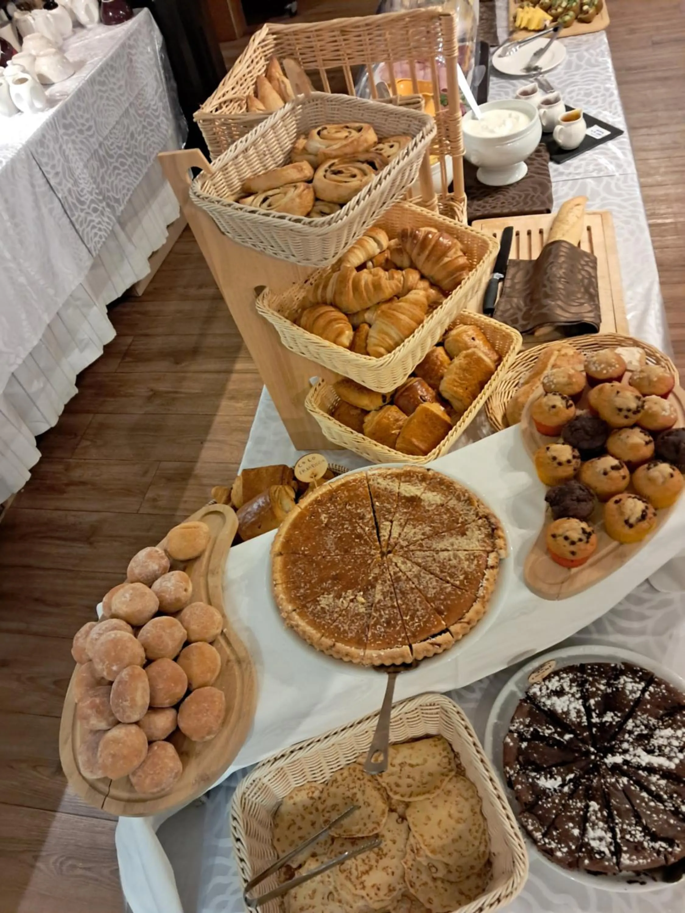 Buffet breakfast in Hôtel Chastellares