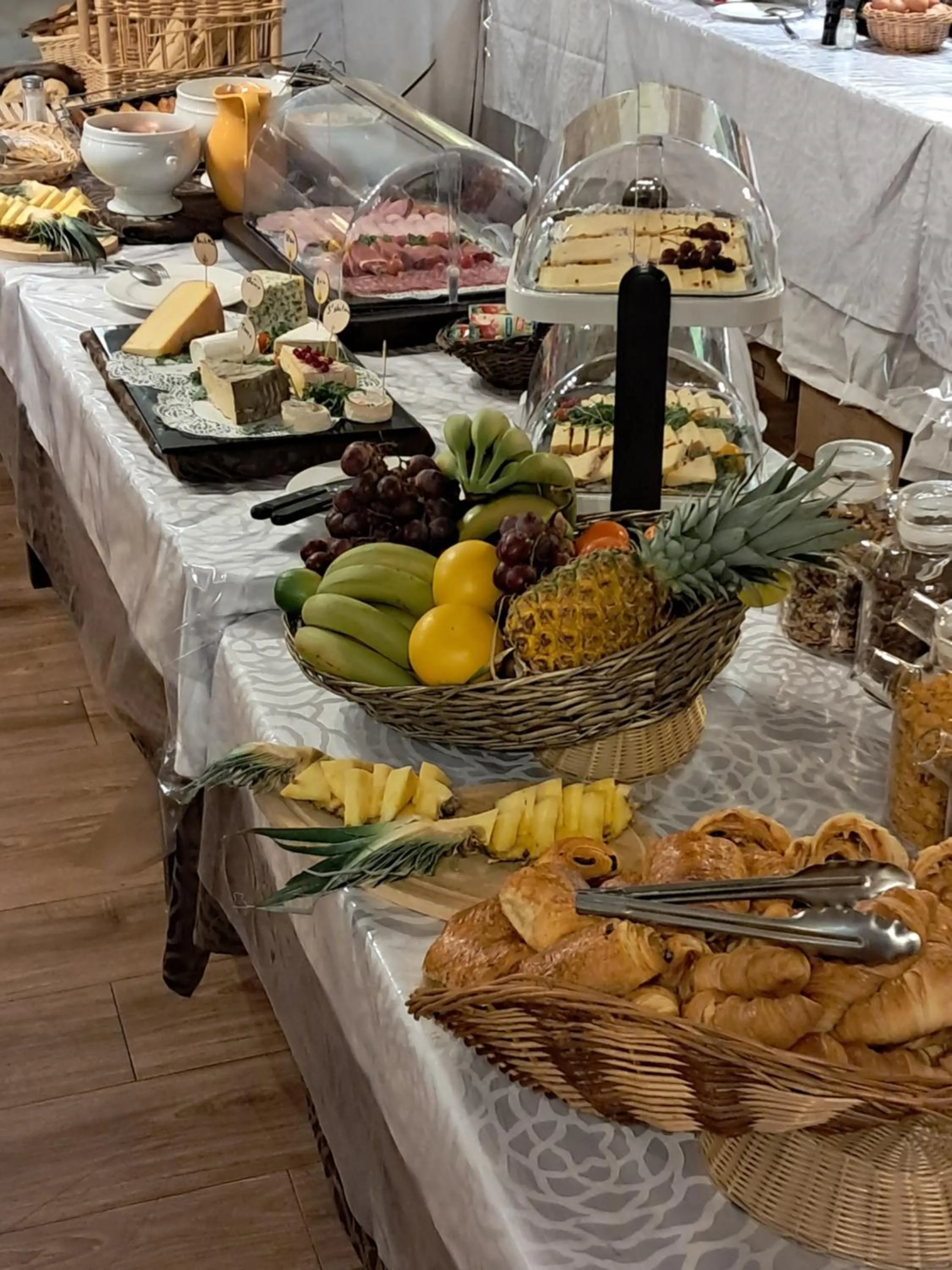 Buffet breakfast in Hôtel Chastellares